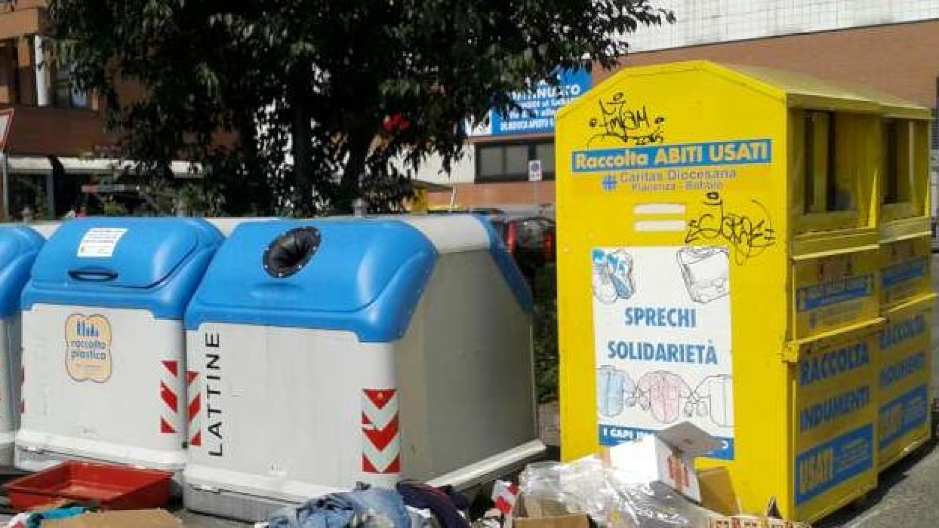 Contenitori pieni di vestiti, ma la maggior parte non va ai poveri e viene riciclata