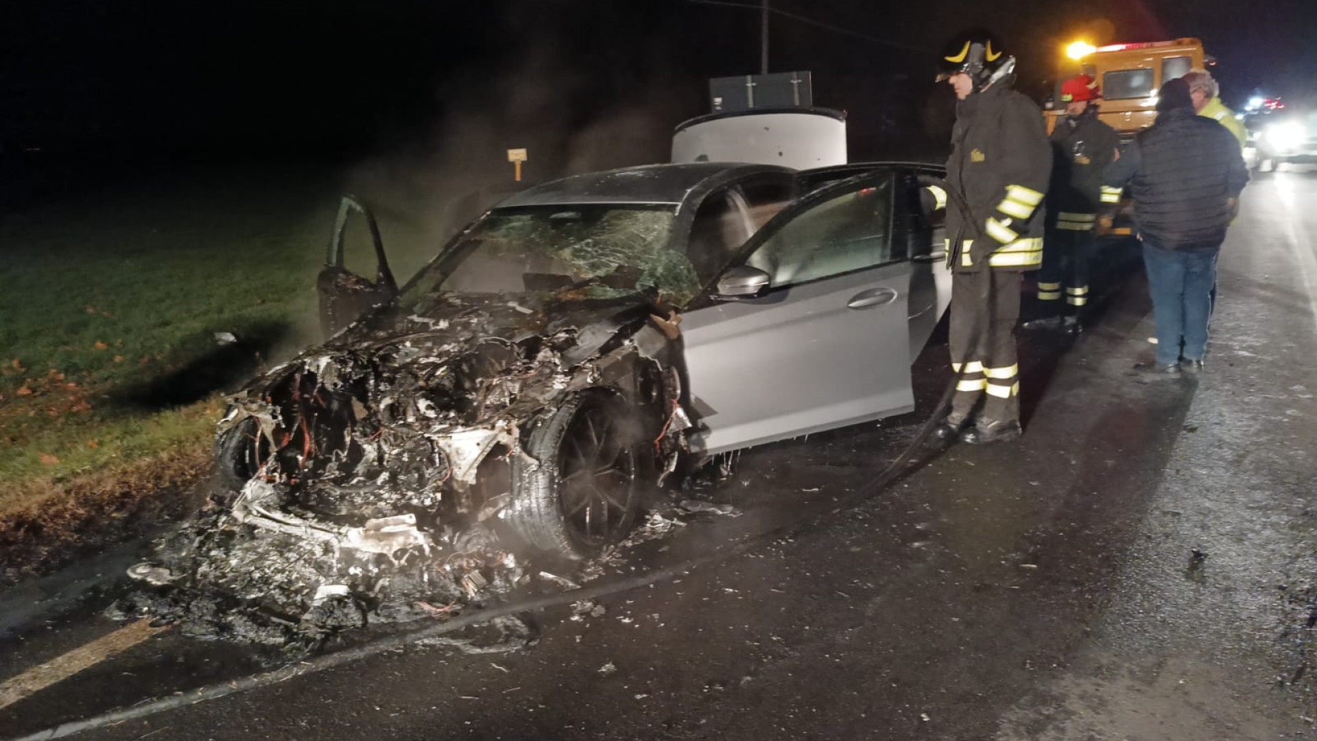 Auto prende fuoco a Sarmato: il conducente scende in tempo, nessun ferito