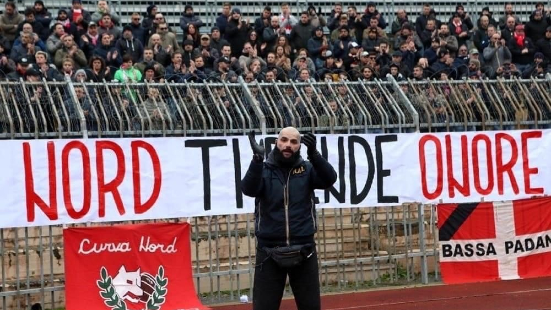 Stasera al Garilli l'abbraccio a Davide Reboli. Domani il Piace con il lutto al braccio