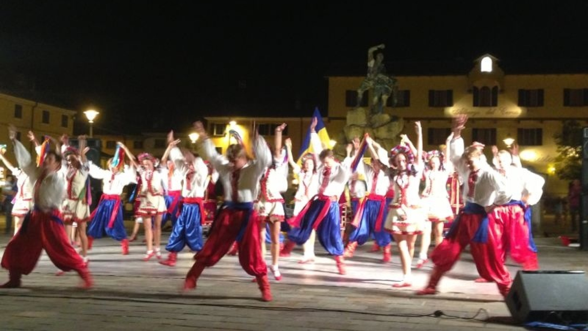 Lunedì sera, esibizione dei ballerini di Casa Montagna in piazza Cavalli