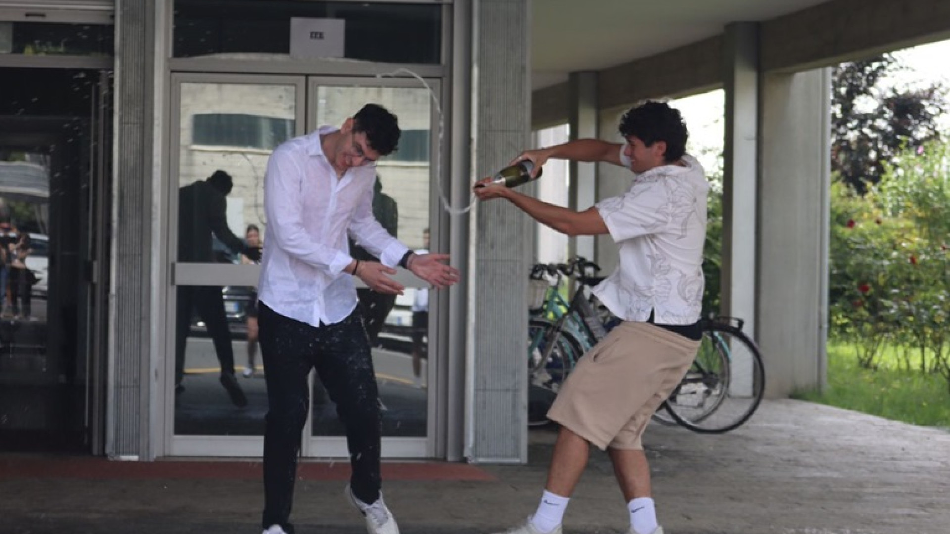 Giusti o eccessivi? Studenti divisi sui festeggiamenti post-maturità in stile laurea