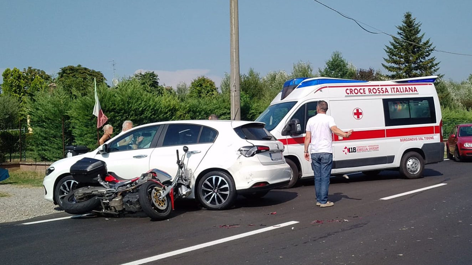 Borgonovo, violento scontro tra un'auto e una moto: donna in ospedale