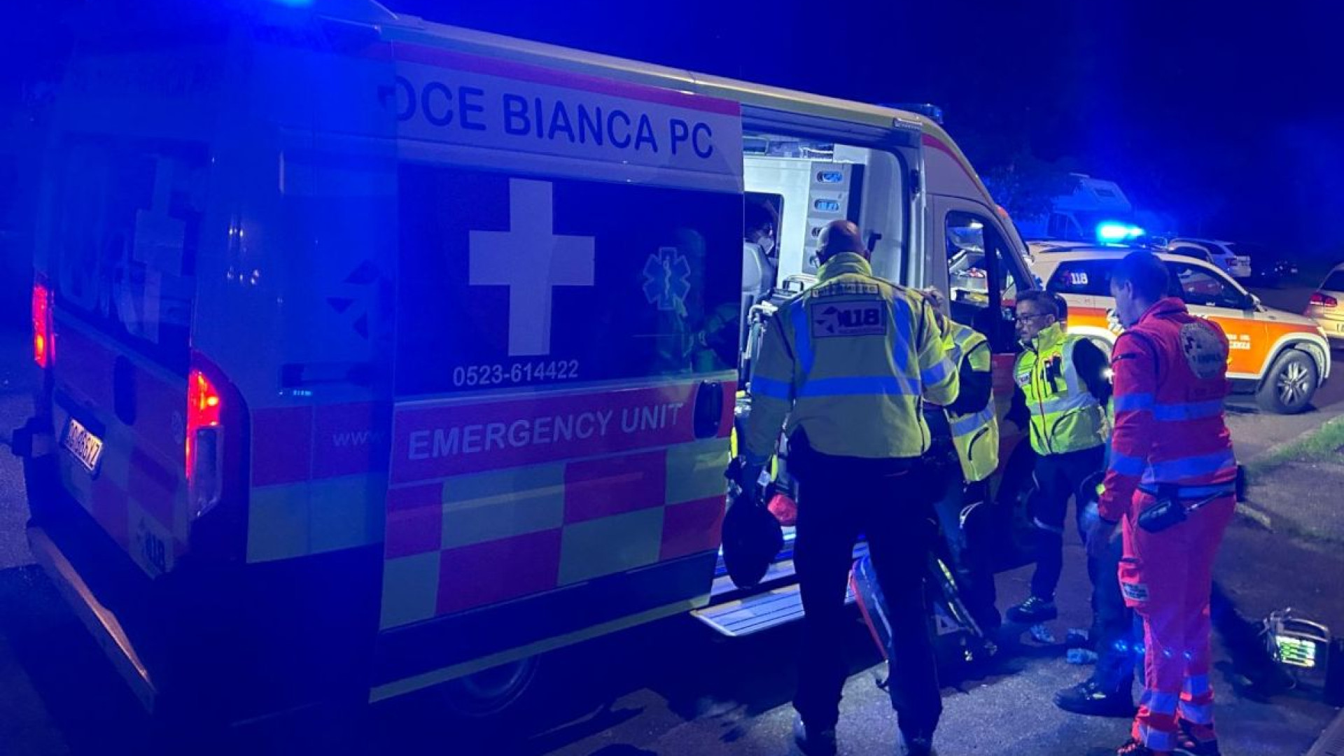 Gravissima per una coltellata, sentito il fidanzato: “Si è ferita da sola”