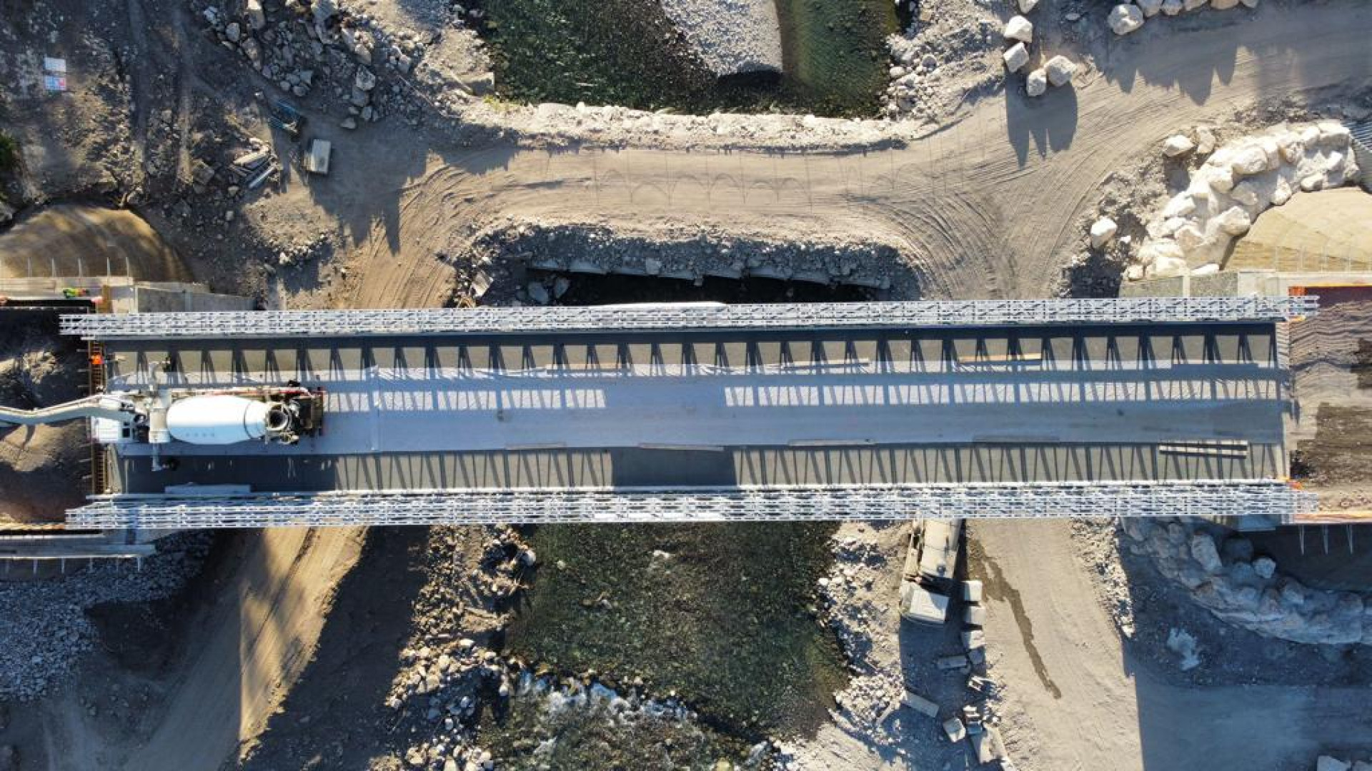Lenzino, partita l'asfaltatura del ponte provvisorio. Ancora incerta l'inaugurazione