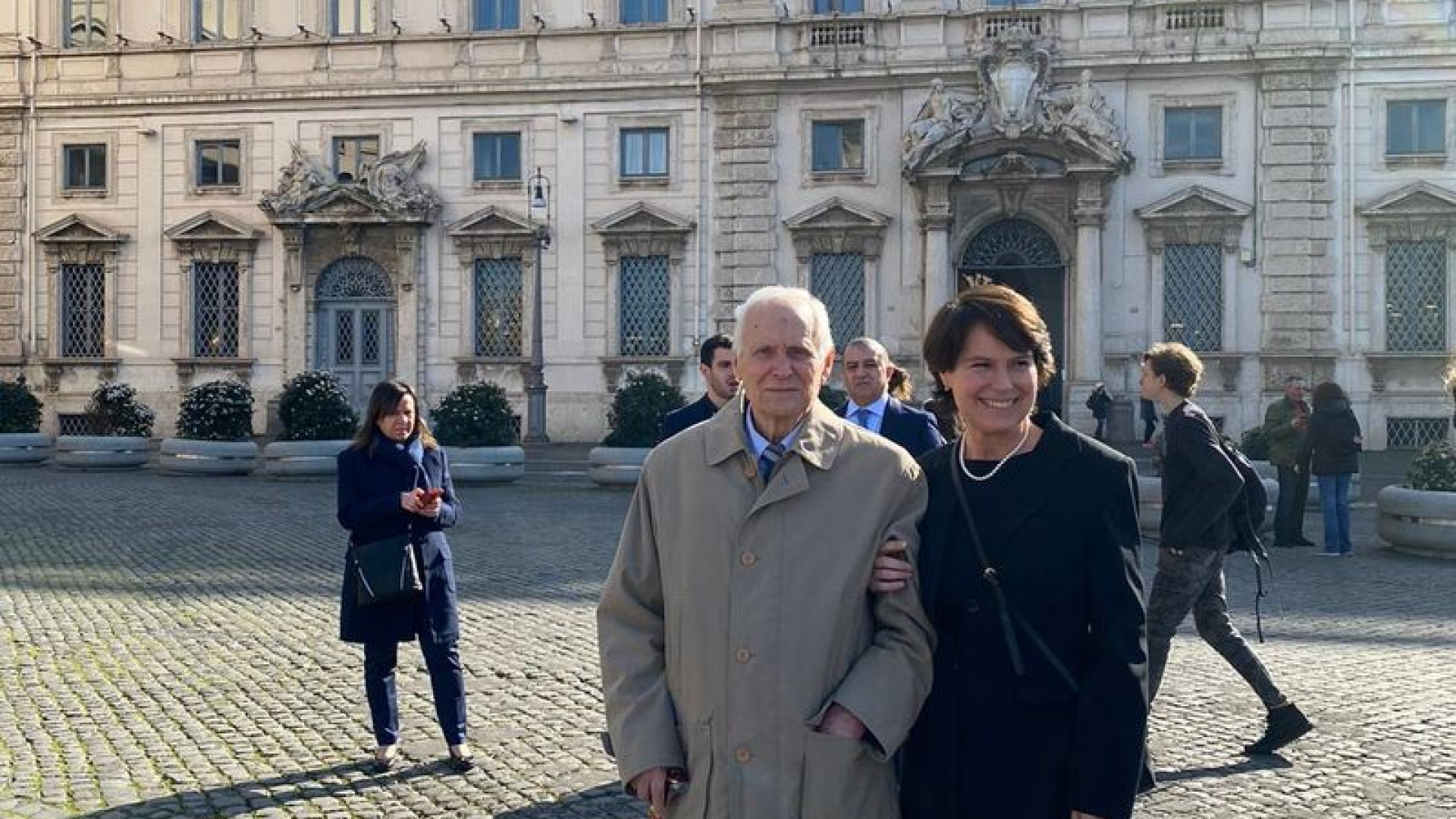 "Non voglio meriti": Giovanna Covati a Mattarella. Poi gli indica il partigiano 94enne arrivato in treno