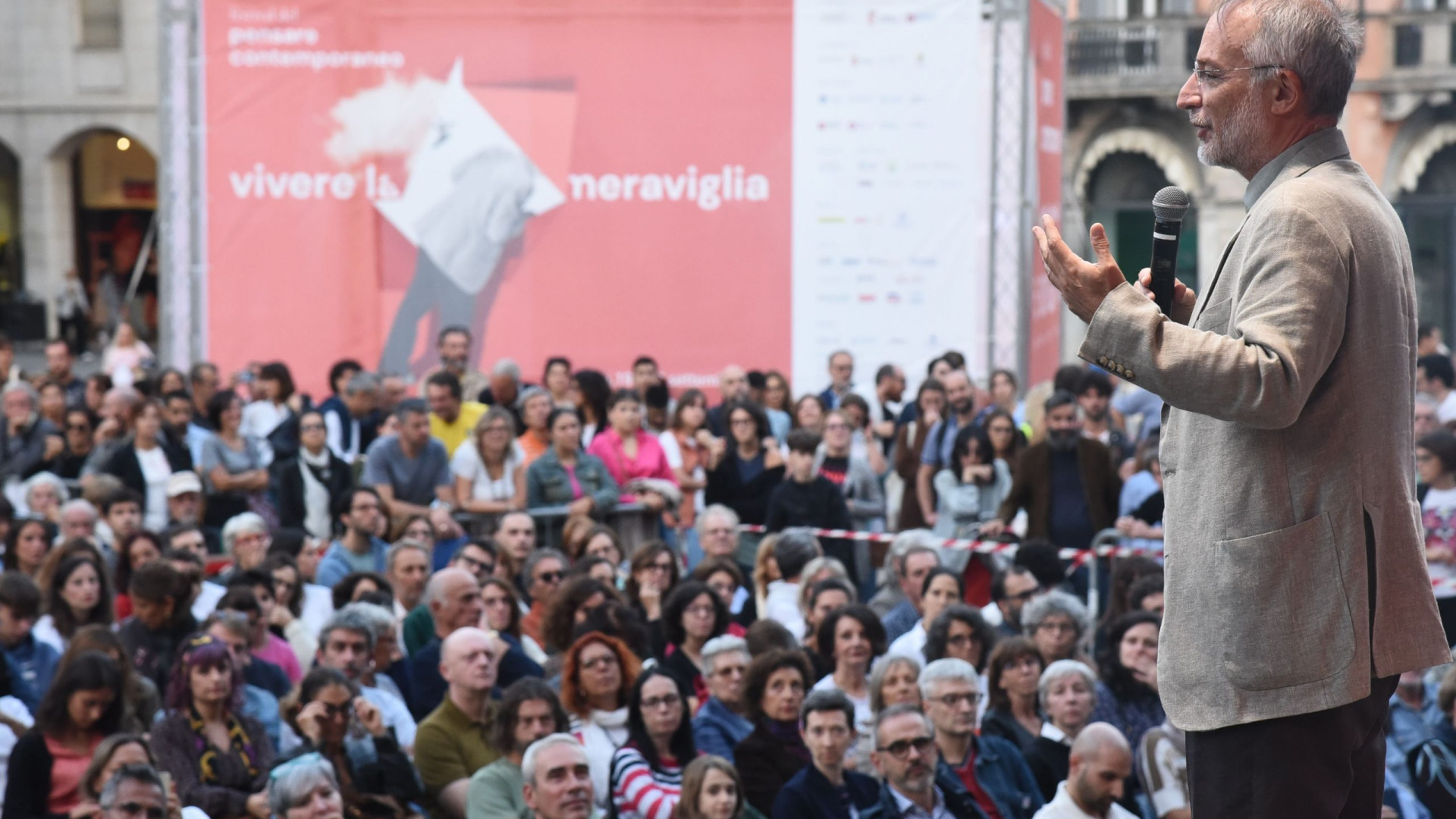 Piazza piena per Mancuso: "Noi i predatori e il pianeta presto chiederà il conto"