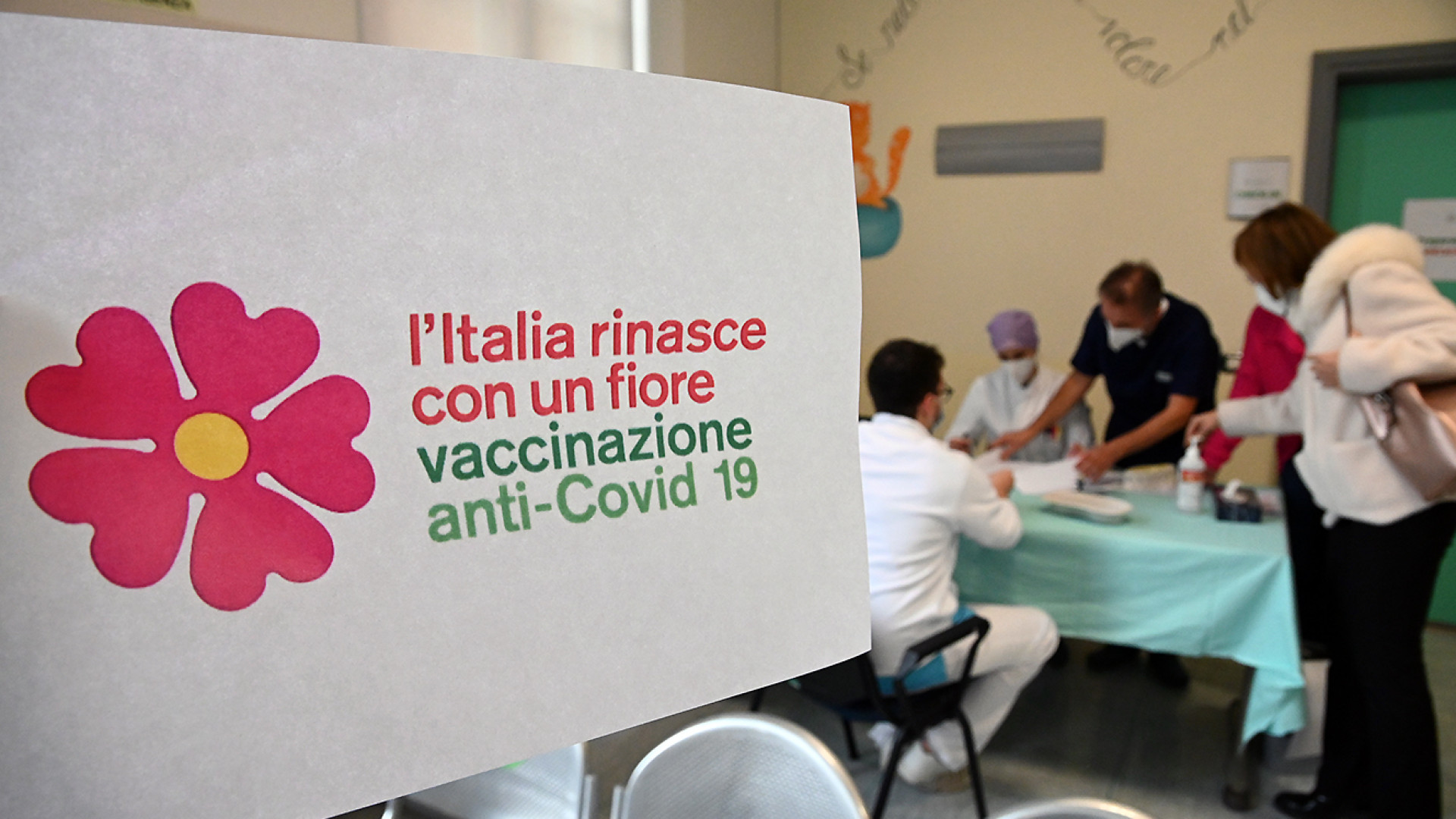 Vaccino, da oggi al via le prenotazioni per chi ha più di 85 anni