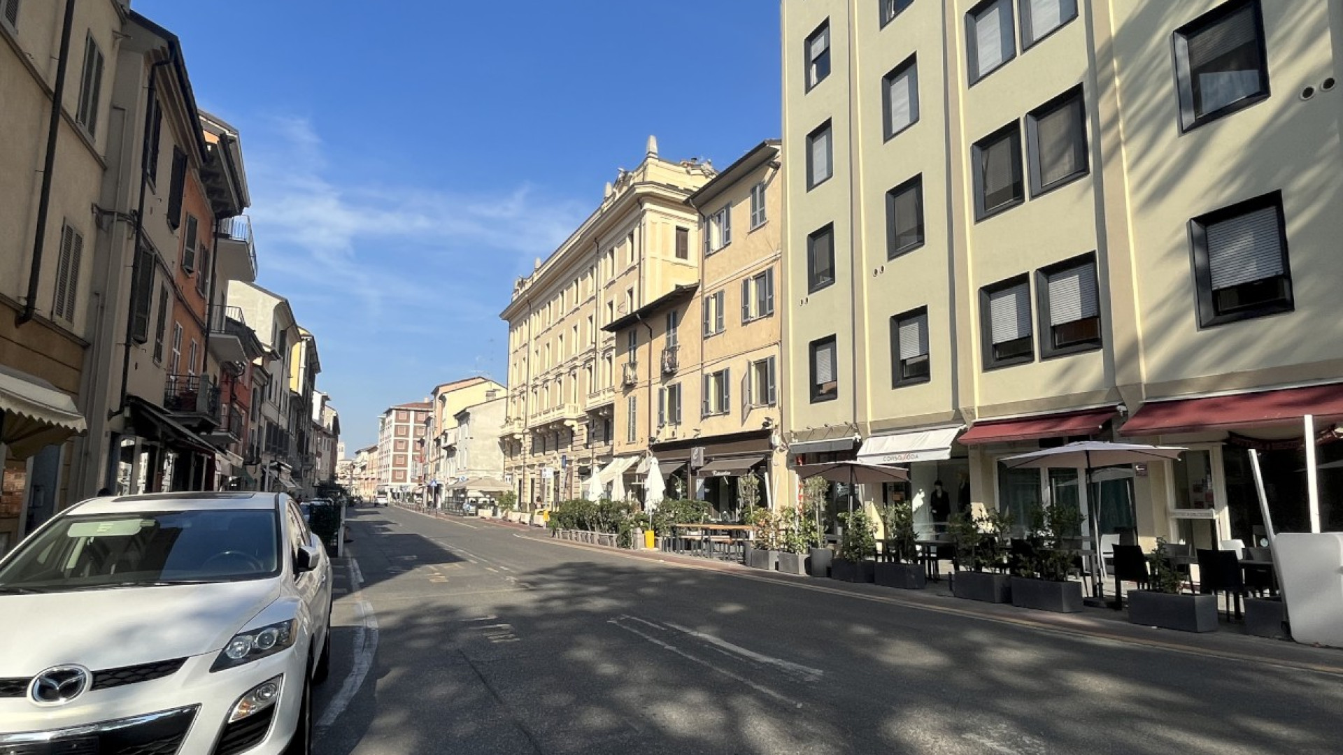 Rifiuti e residui di notti brave. Il grido dei commercianti: "Questo è il Corso di Serie B"