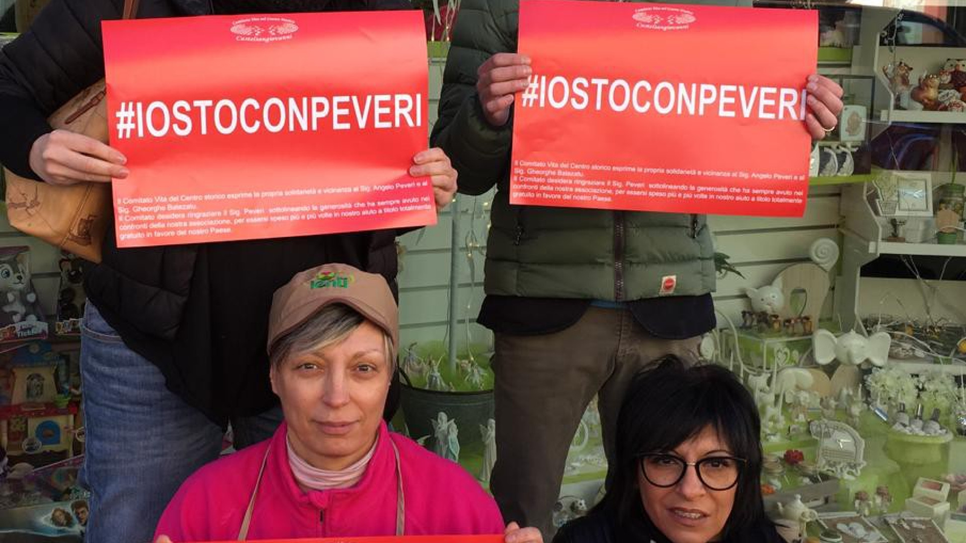 Castel San Giovanni, 150 negozianti espongono il cartello rosso #iostoconpeveri