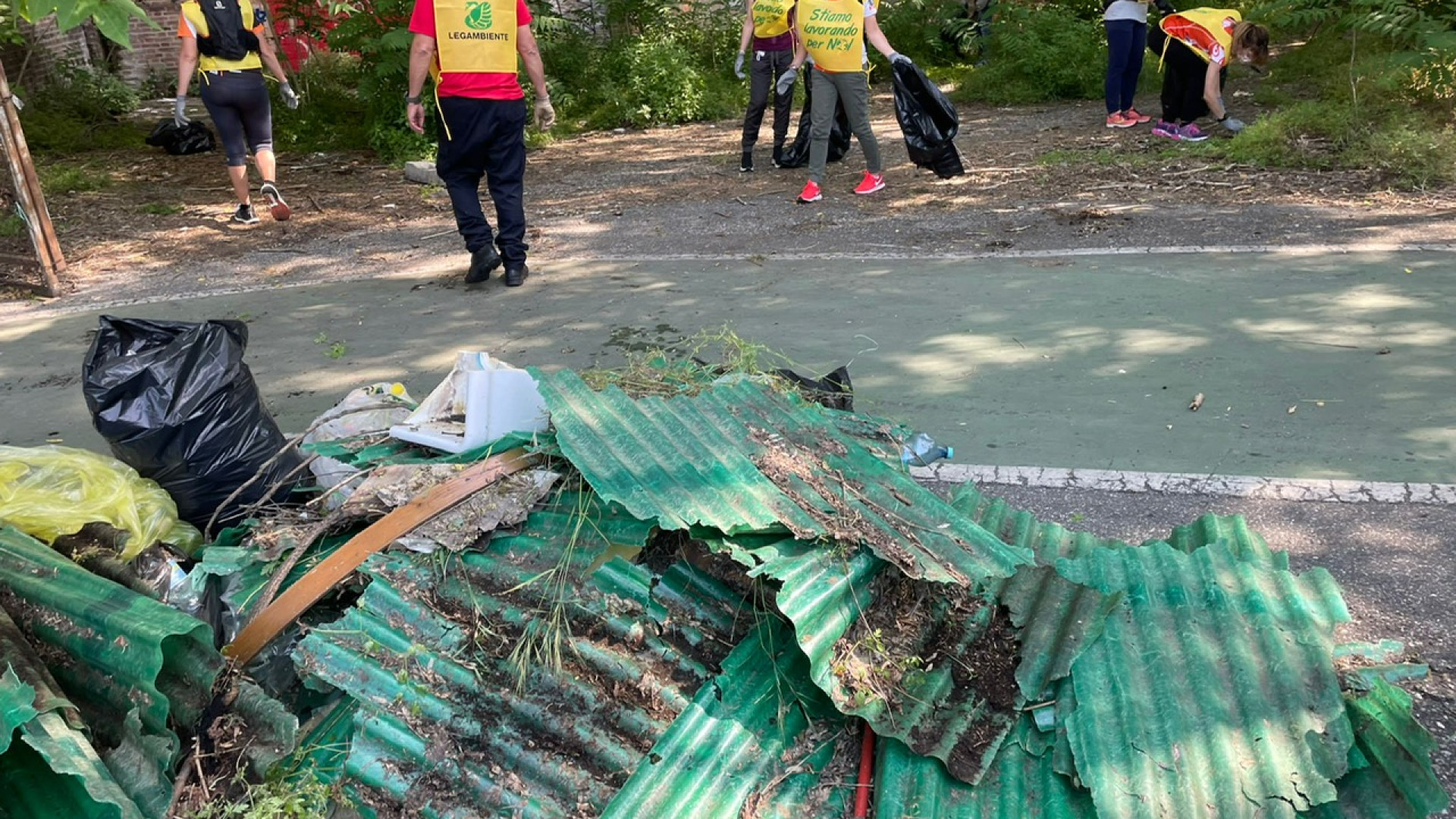 Puliamo Piacenza accende i riflettori sul degrado di via Pisoni: “Ora una petizione”