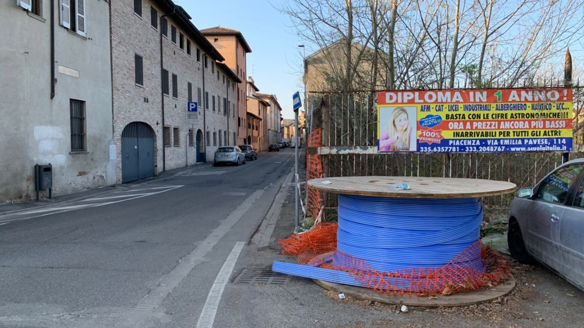 "Un enorme rotolo di tubi per la fibra abbandonato in via San Bartolomeo"