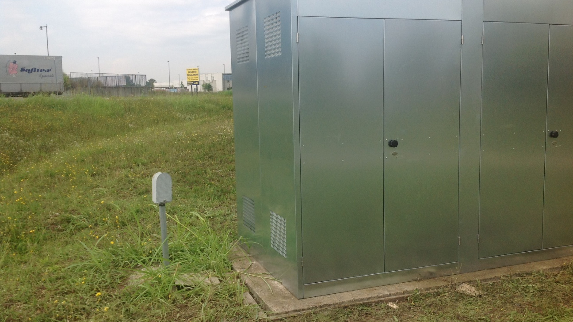 Montale, auto fuori strada finisce contro la centralina del gas