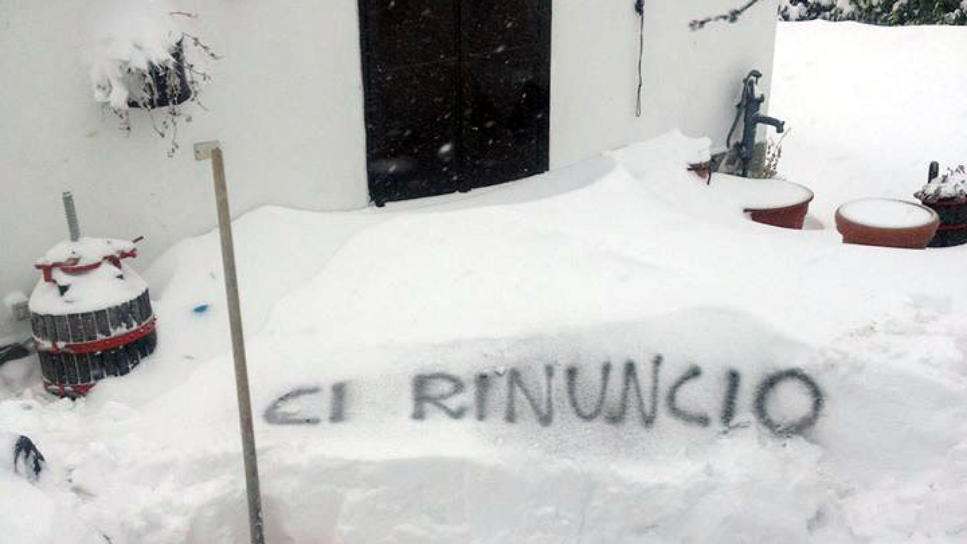 Penice, grossi accumuli di neve. Il titolare di un bar: "Ci rinuncio"