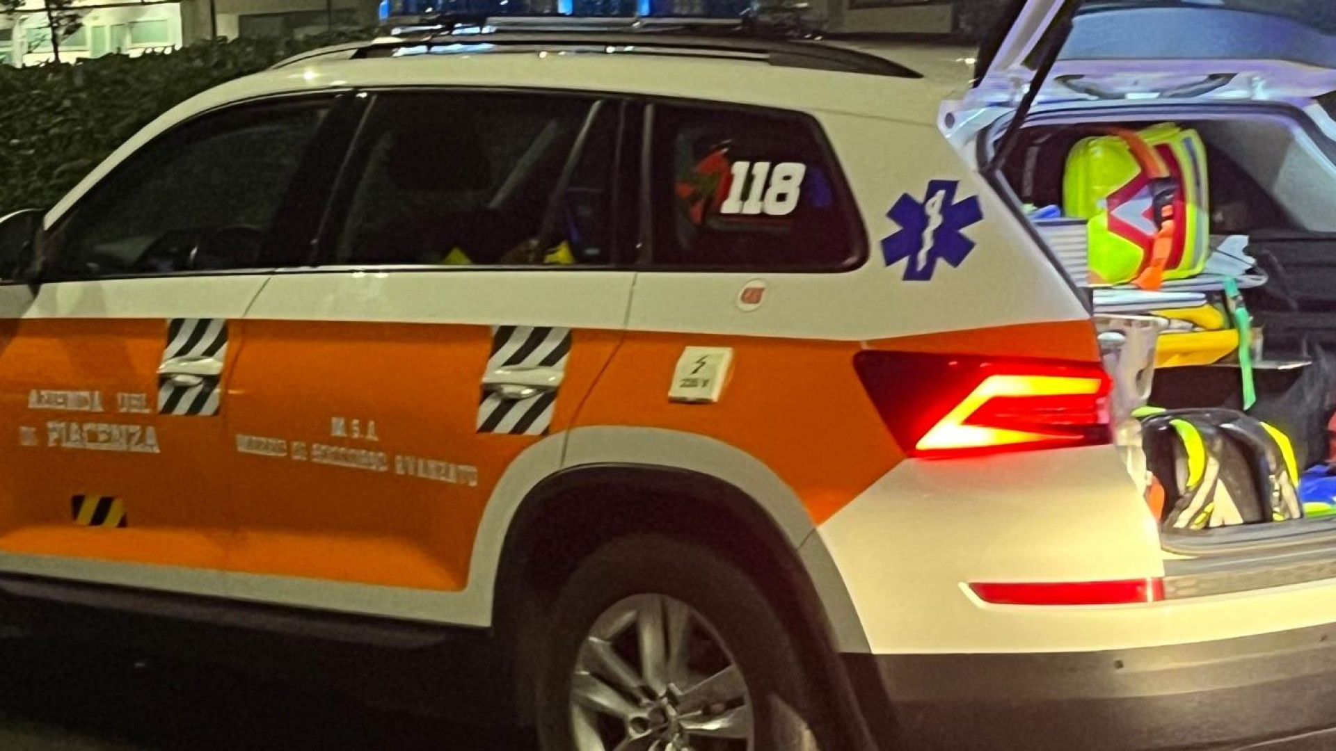 Auto fuori strada nella notte tra Castell'Arquato e Lugagnano, grave un giovane