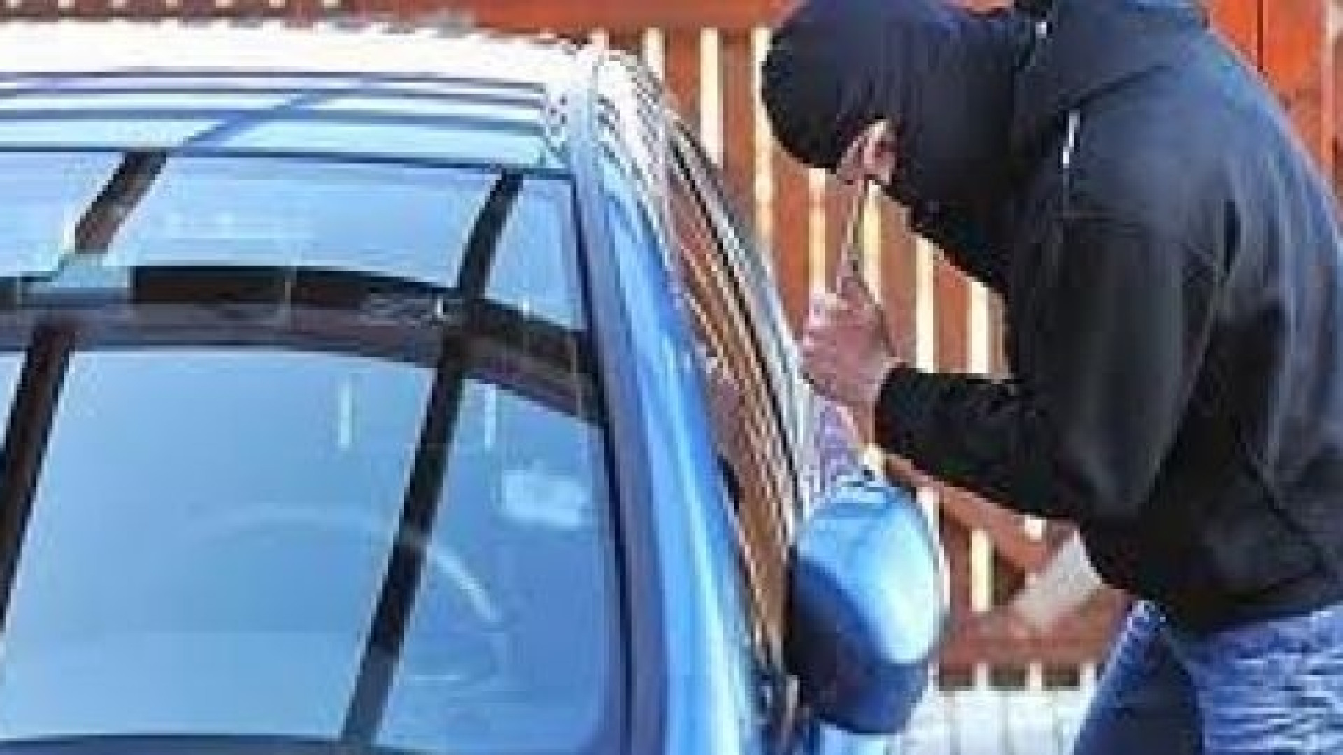 Due auto scassinate allo stadio di Bobbio: marito e moglie i proprietari
