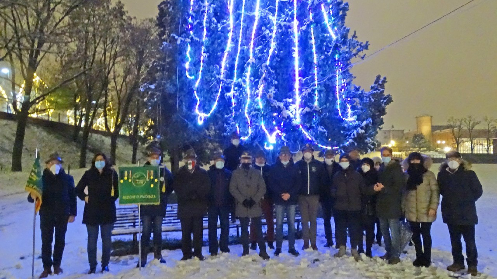 Inaugurato l'albero di Natale al Daturi. Al via raccolta fondi degli Alpini