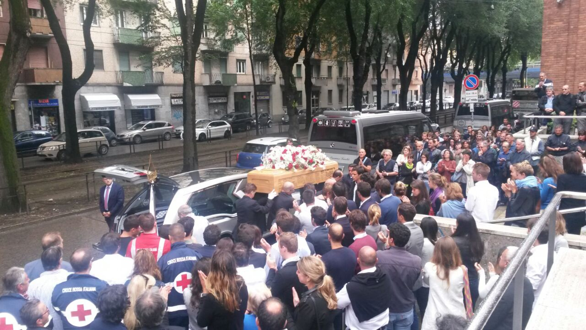 A Milano folla per i funerali di Giorgio, il ventenne morto a Formentera