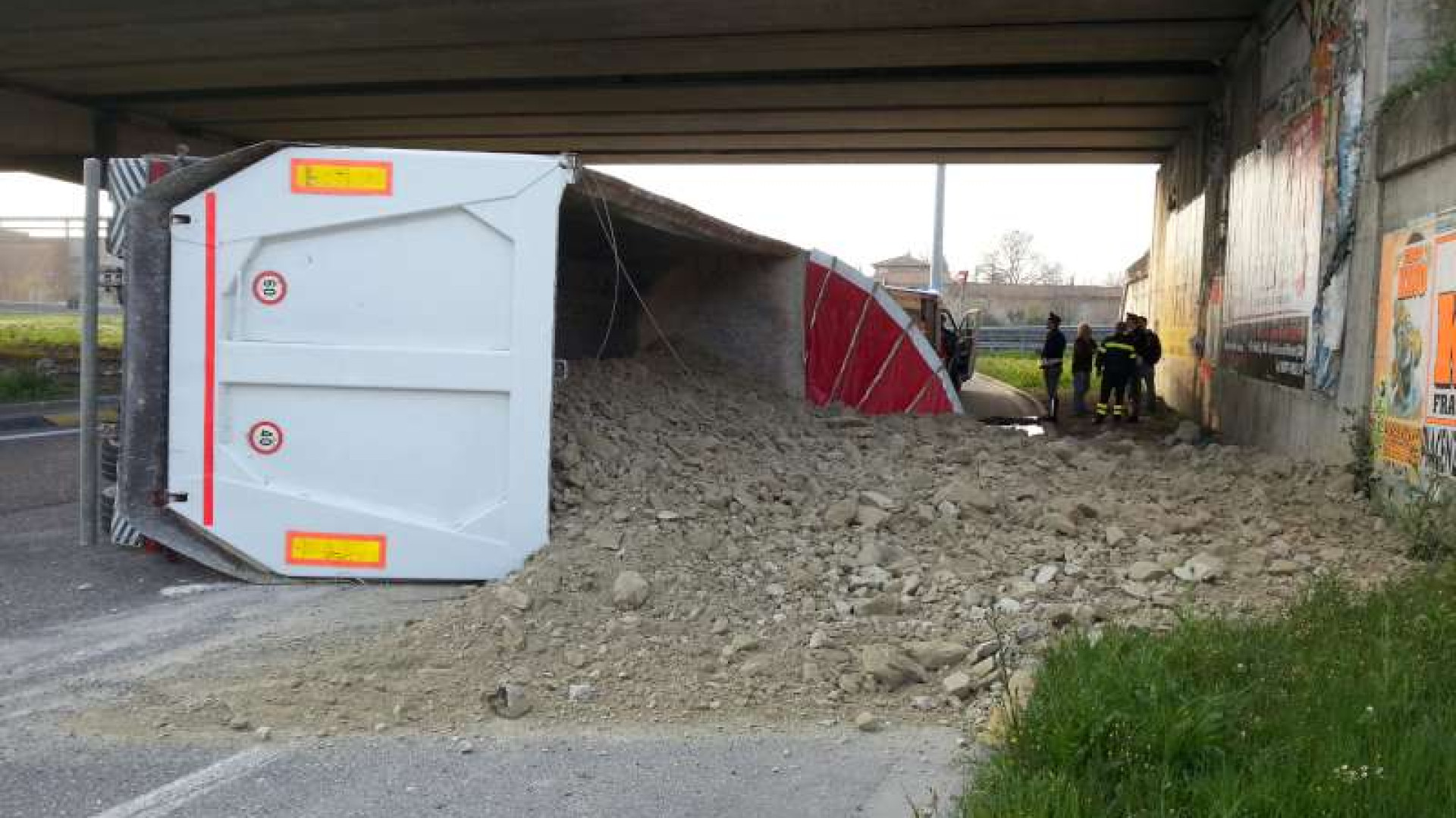 Montale, camion carico di terra si ribalta sulla rotonda. Strada chiusa