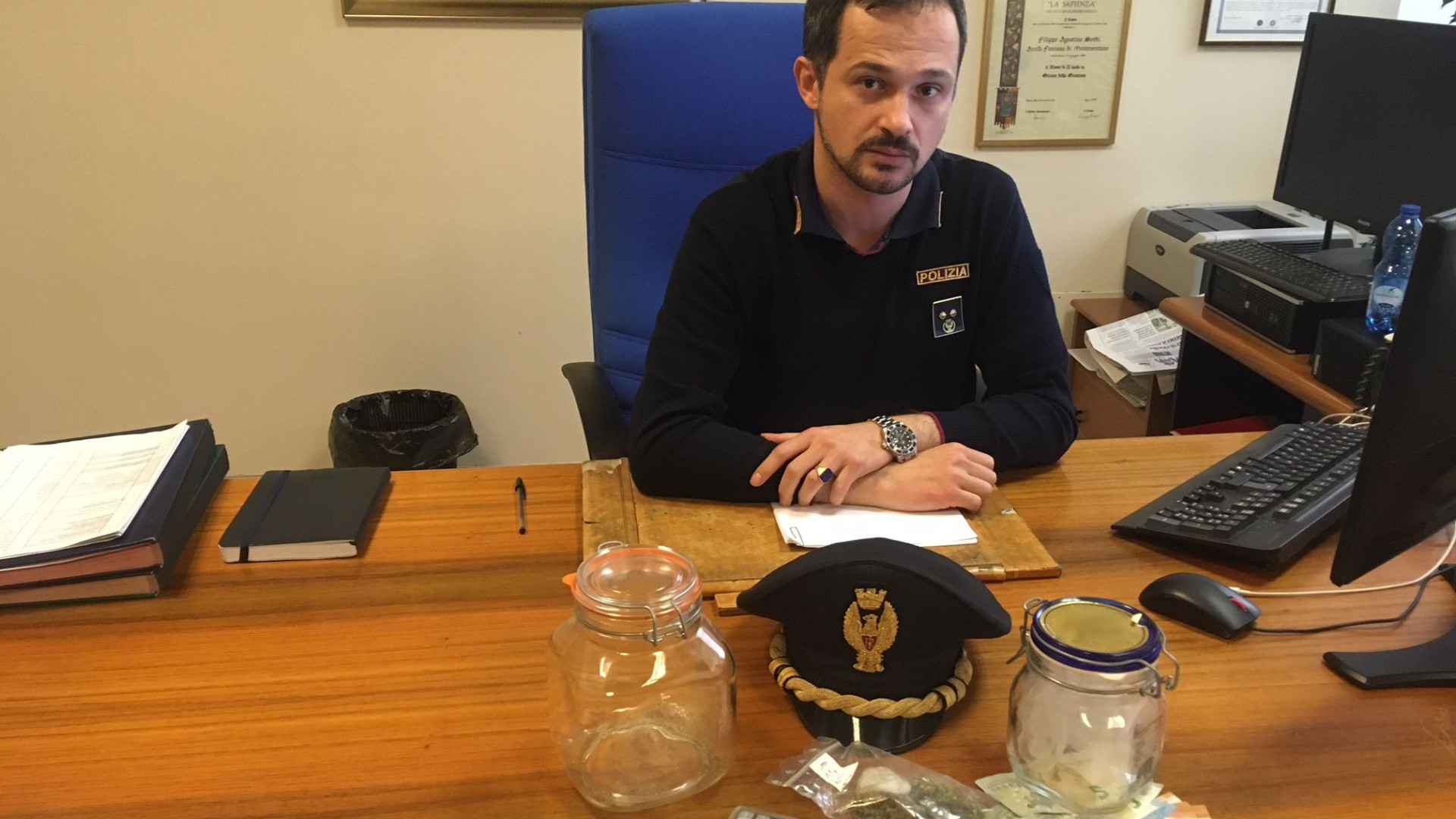 Sulla panchina in attesa dei "clienti" con 12 grammi di droga: arrestato