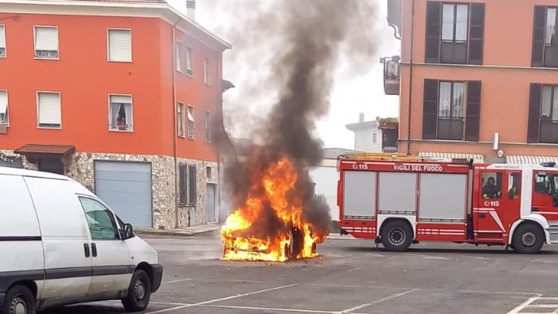 Auto brucia in piazza Italia a Podenzano: sul posto i vigili del fuoco, carcassa distrutta