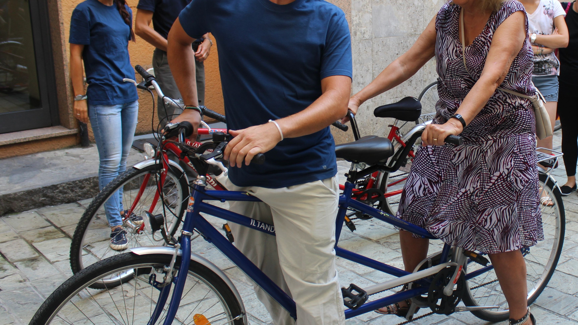 Due tandem per far andare in bicicletta anche i ciechi. Ora servono volontari per guidarli
