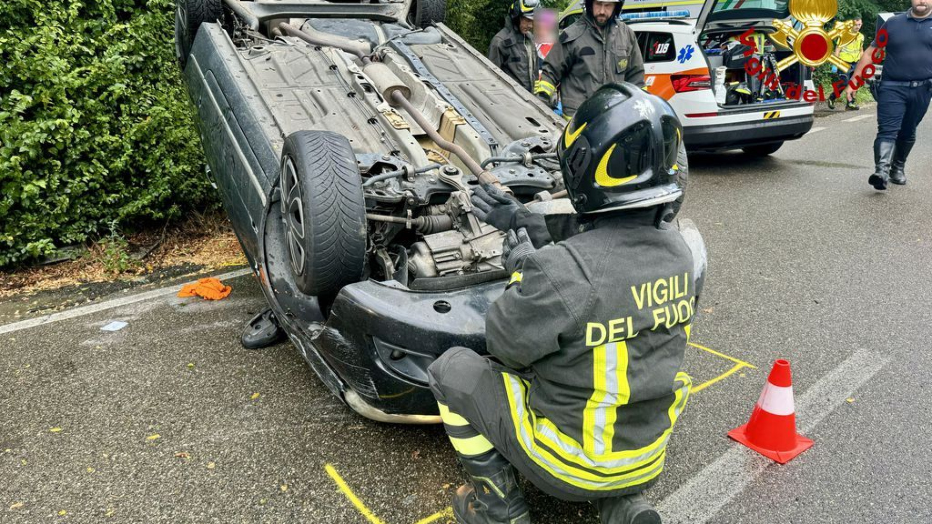 Statale 45, perde il controllo dell'auto che si ribalta a Fabiano