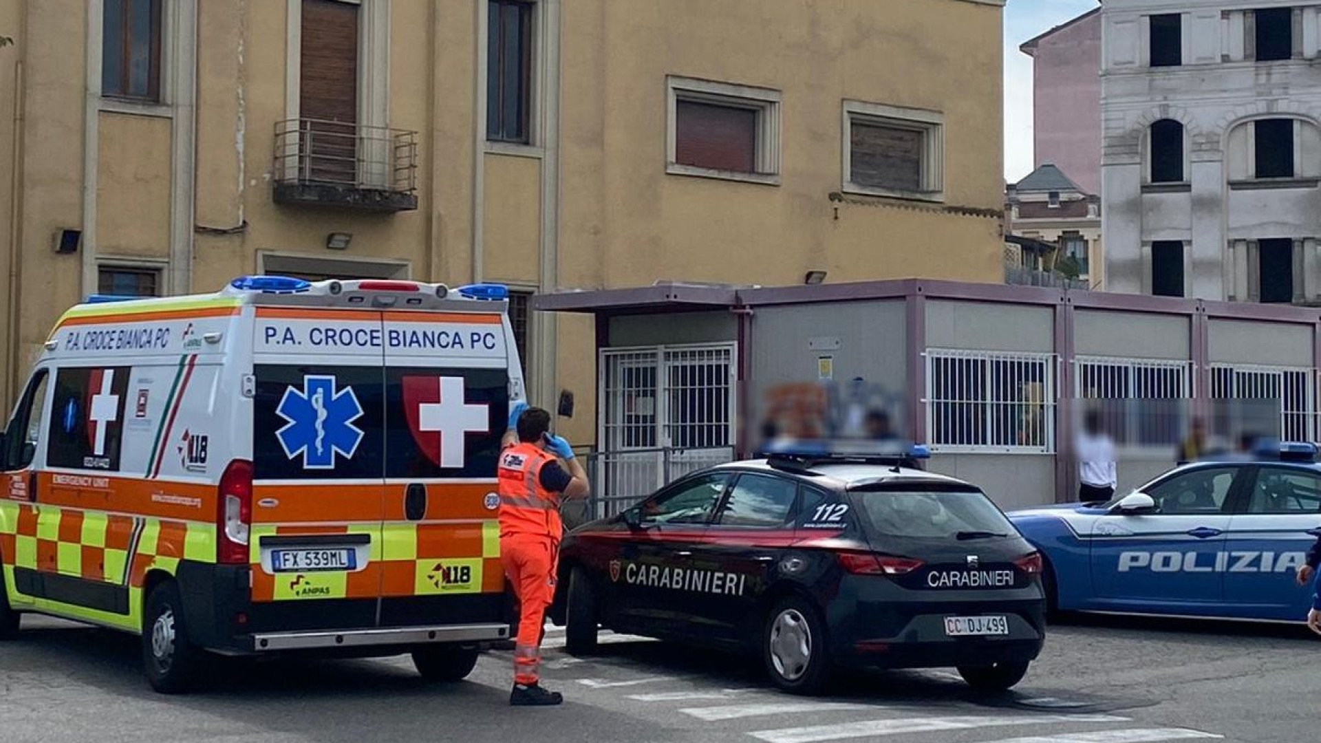 Via Colombo, prende a pugni i cartelloni nella stazione degli autobus: fermato