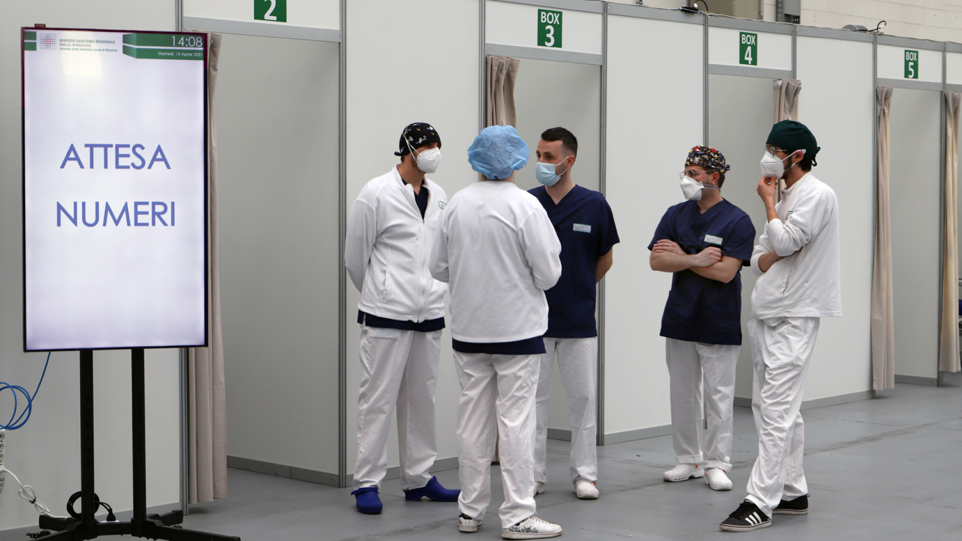 Vaccini, da lunedì prenotazioni per i 12-19enni e candidature per il turismo