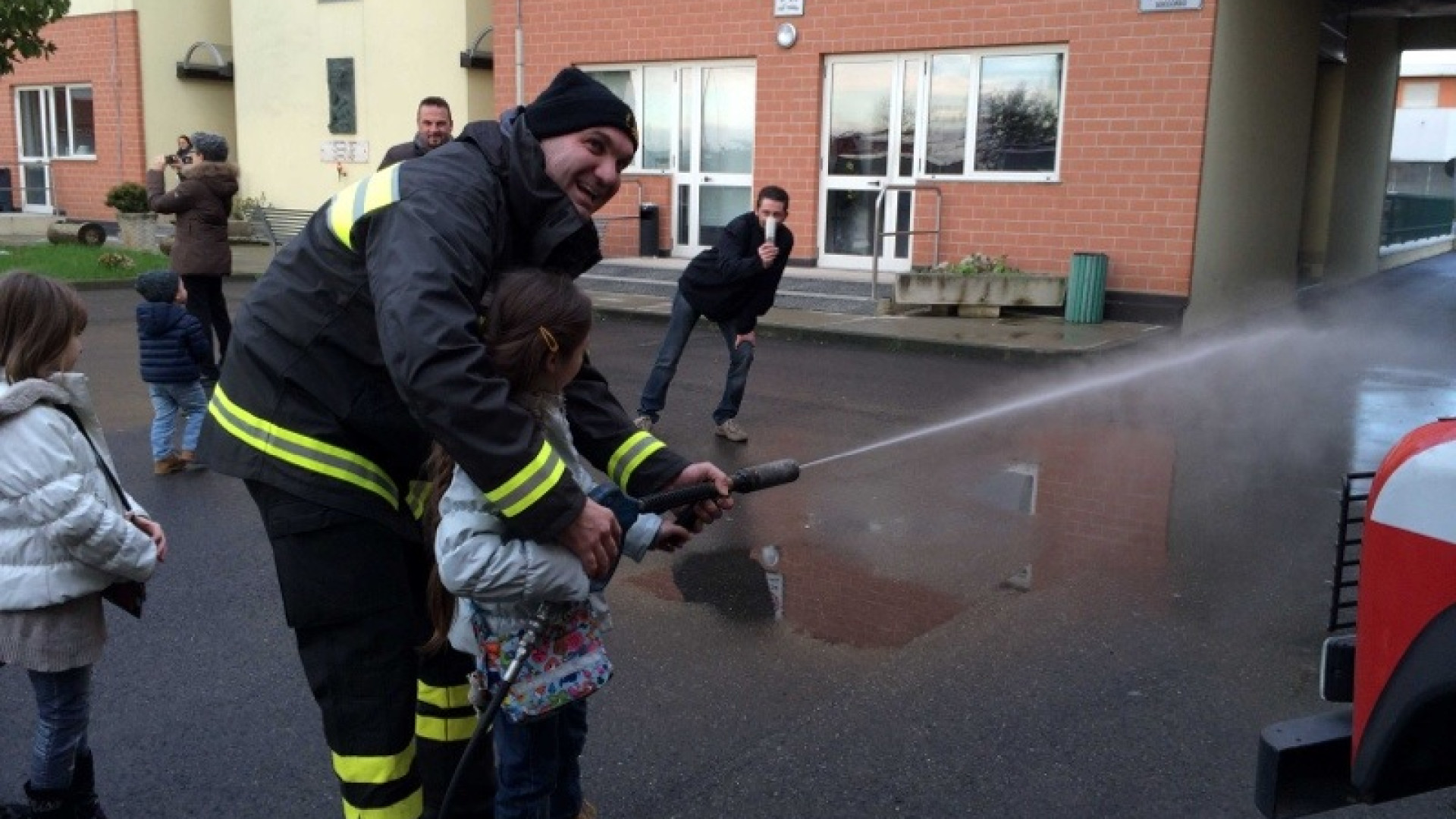 Bambini all'assalto della caserma di strada Valnure e pompieri per un giorno