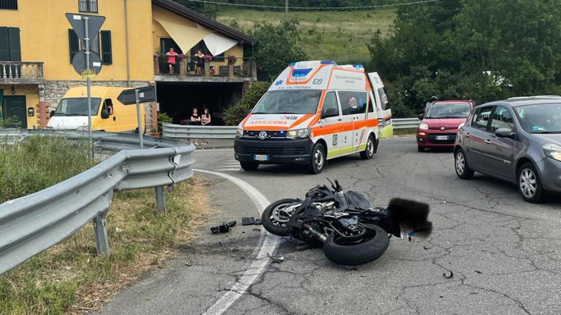 Schianto alla rotatoria di Cernusca, grave un centauro di vent'anni