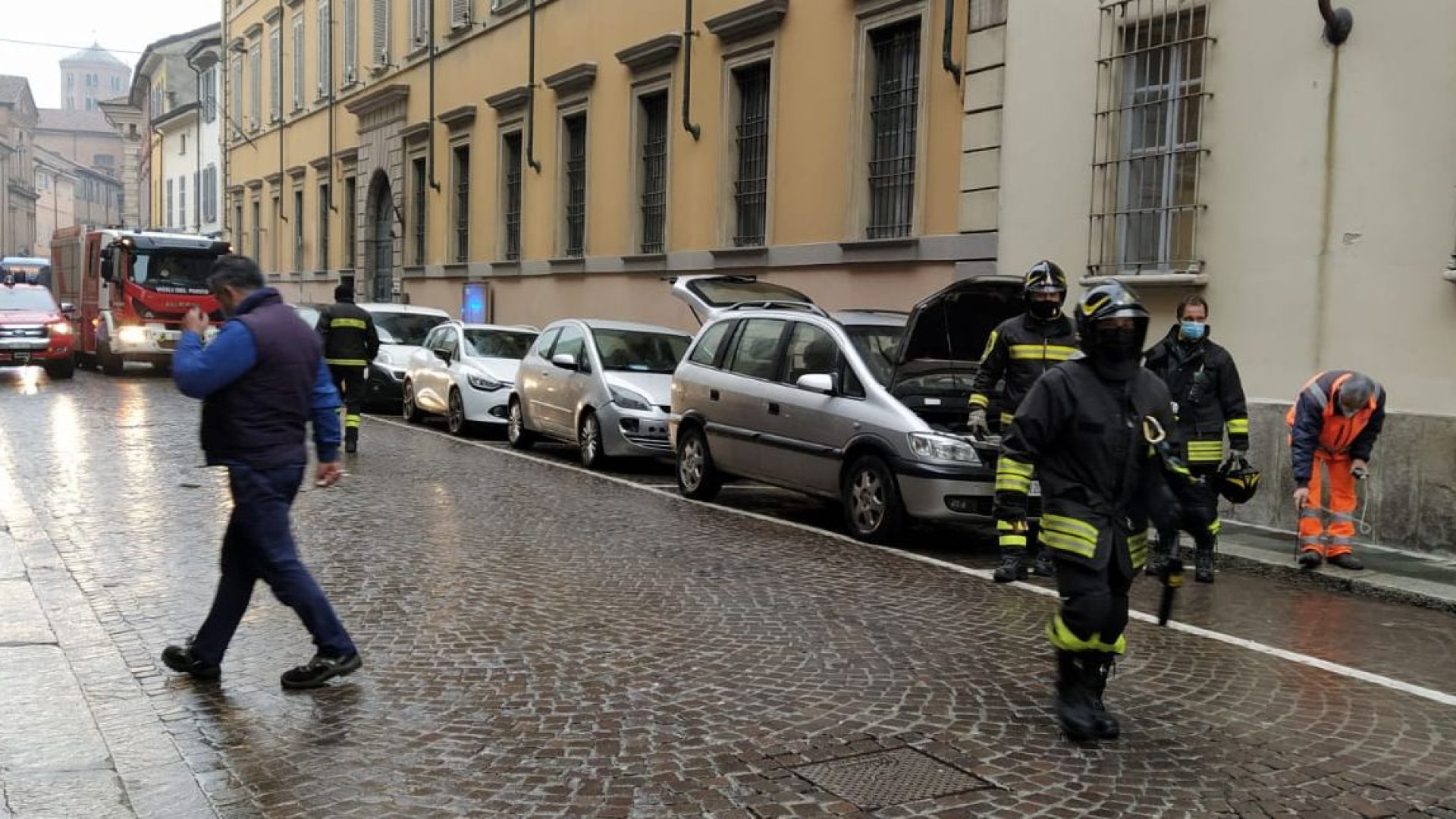 Forte odore di gas in via Scalabrini: era una perdita di metano da un'auto
