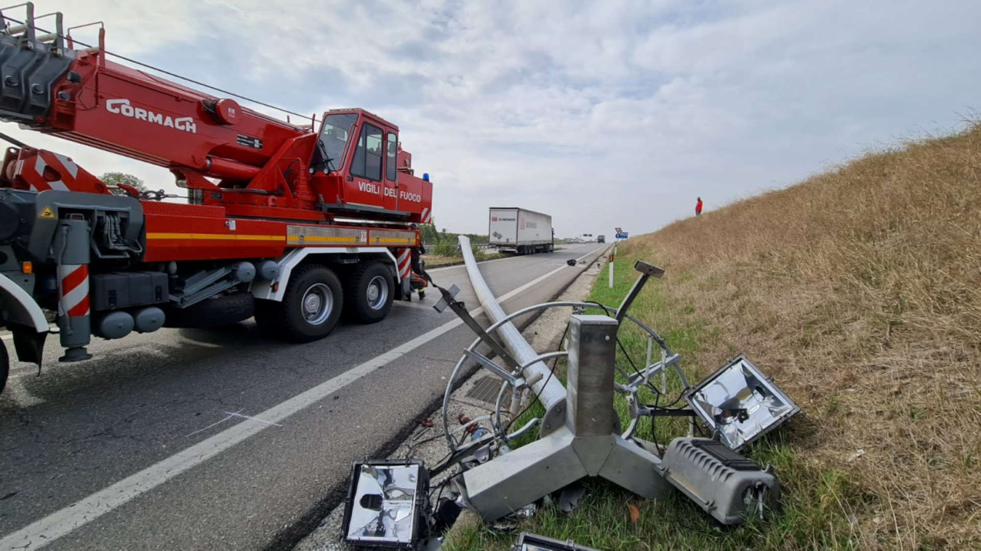 Camion abbatte una torre faro all'ingresso della tangenziale. Sfiorata un'auto