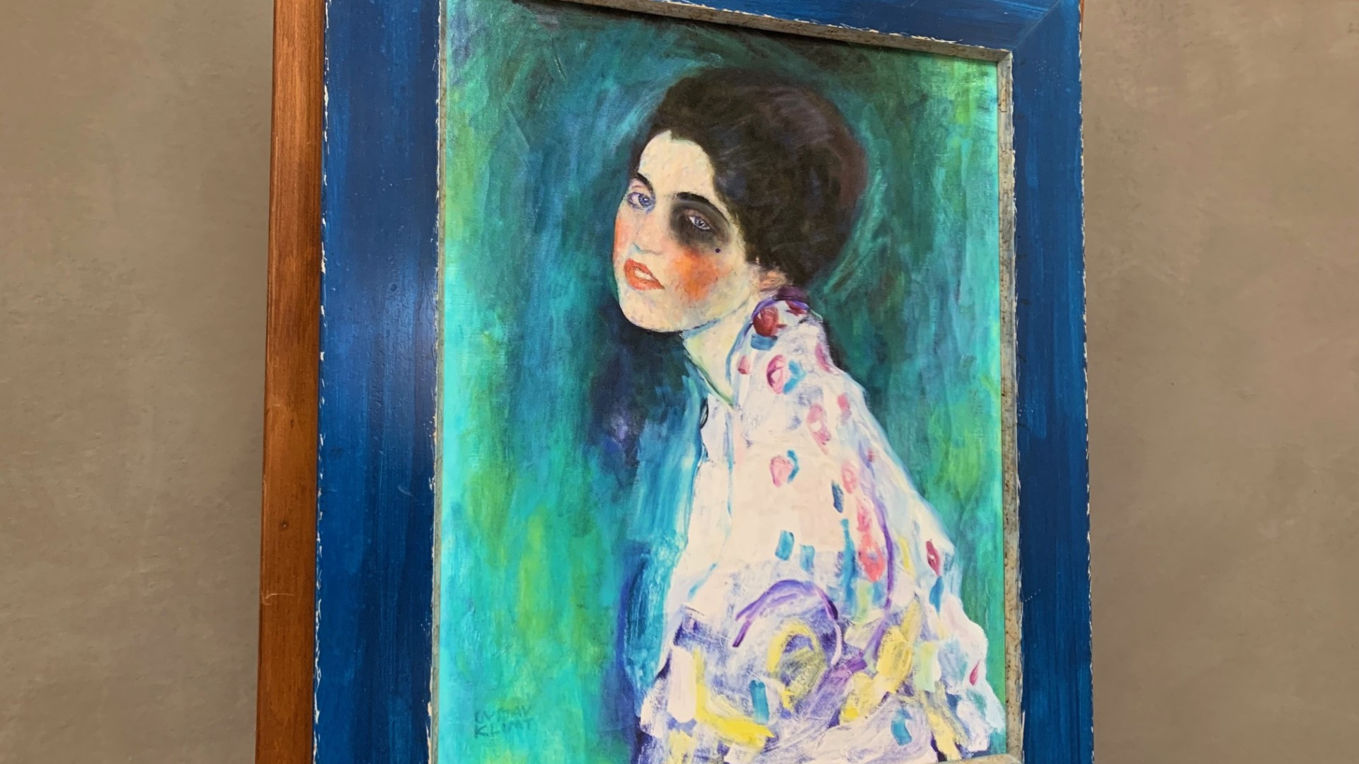 "La violenza non è un trucco": la Signora di Klimt con un occhio nero