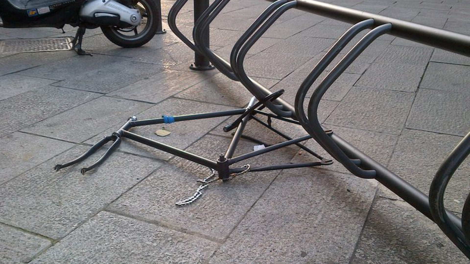 Amolabici: "Le nostre rastrelliere un invito per i ladri". Ciclisti alle prese con furti e piste ciclabili pericolose