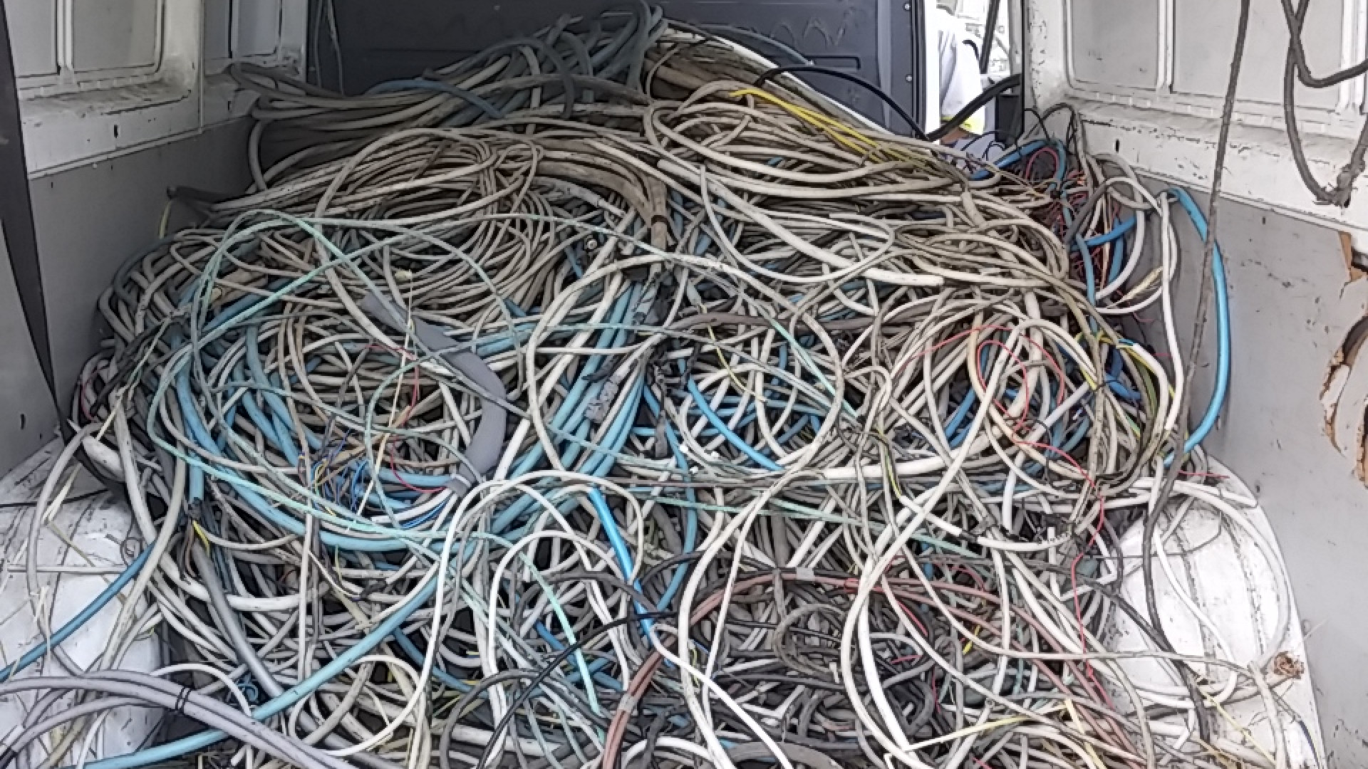 Furgone sospetto in via Mutti: a bordo due tonnellate di rame rubato