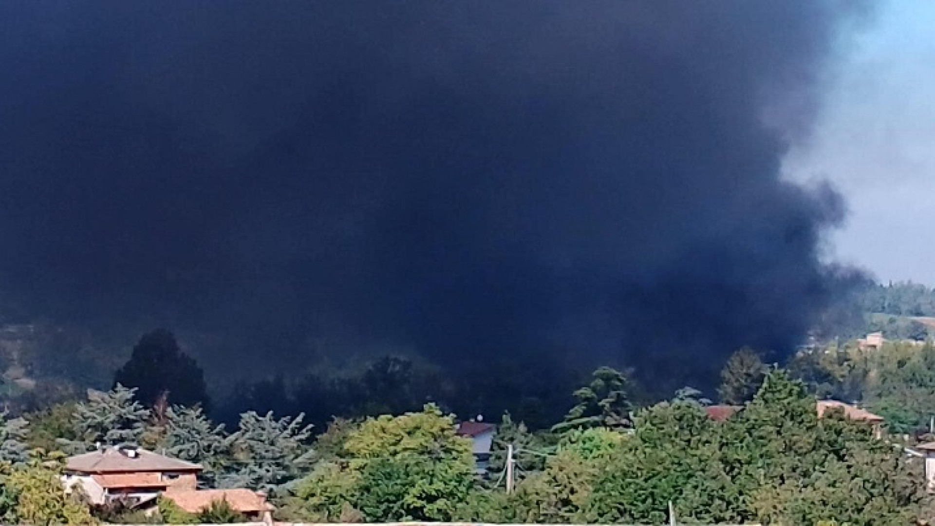 Nube di fumo a Castell'Arquato: plastica in fiamme al centro di raccolta