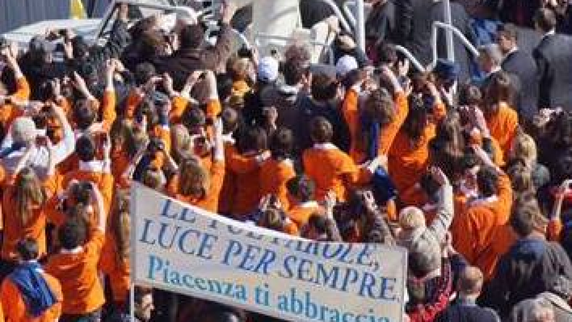 "Le tue parole luce per sempre, Piacenza ti abbraccia". L'ultimo saluto al Papa