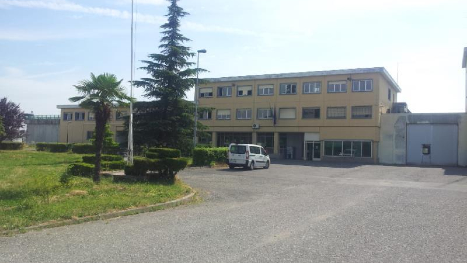 Sferra un calcio allo sgabello, risarcisce il danno e chiede scusa: assolto