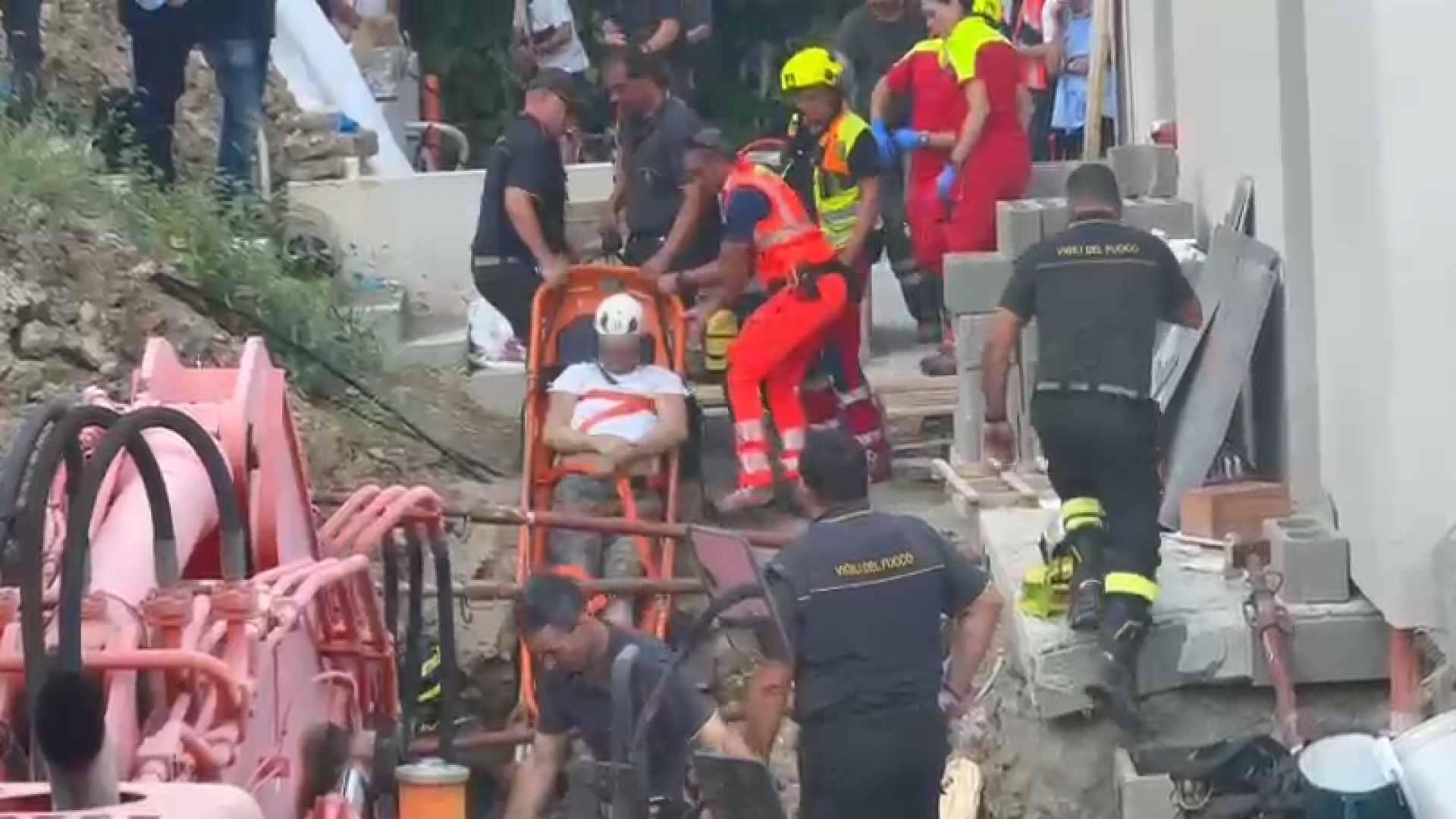 Estratto dopo quattro ore l'operaio inghiottito da una voragine in cantiere