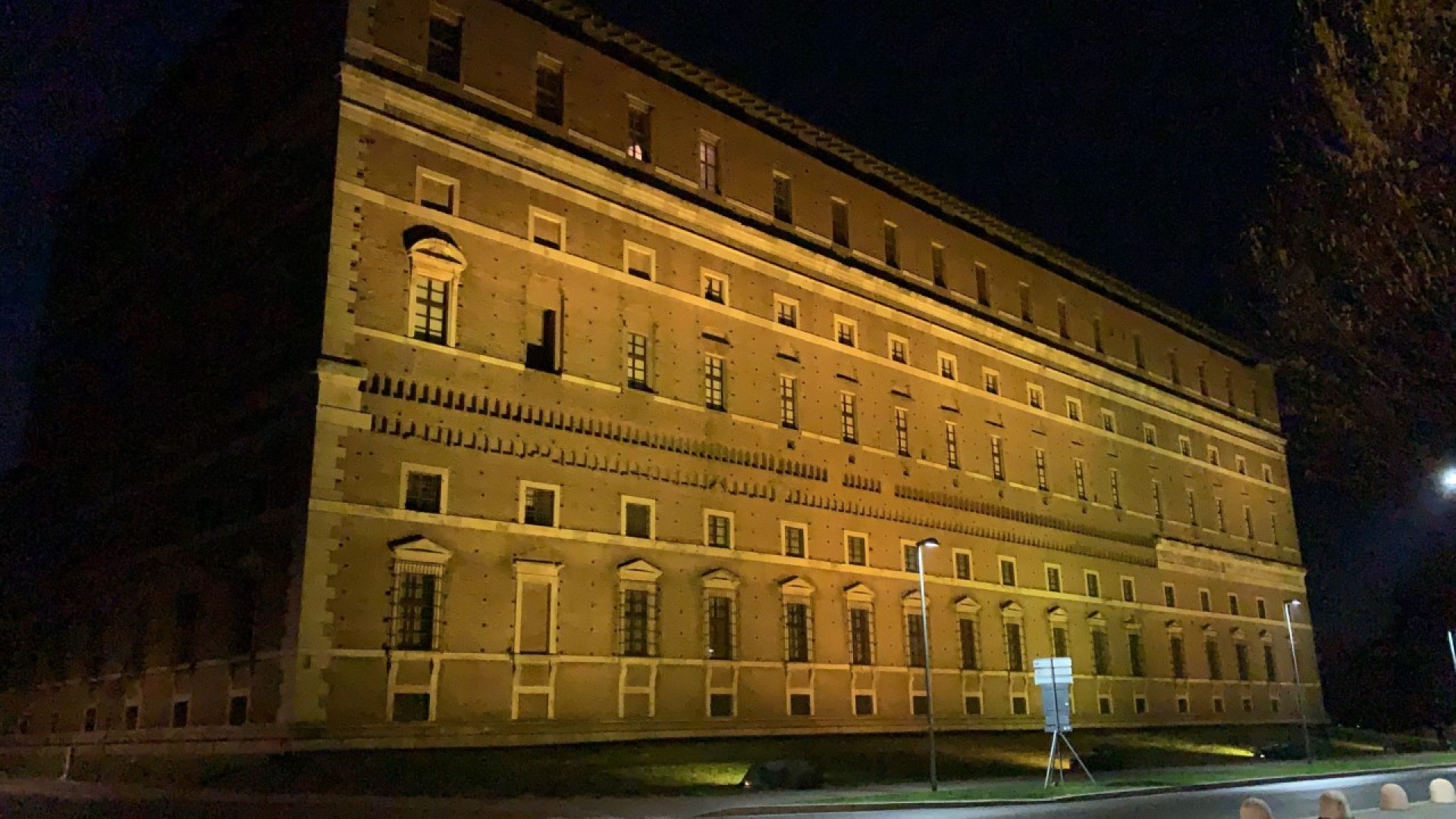 Farnese in giallo per la sensibilizzazione sull'endometriosi