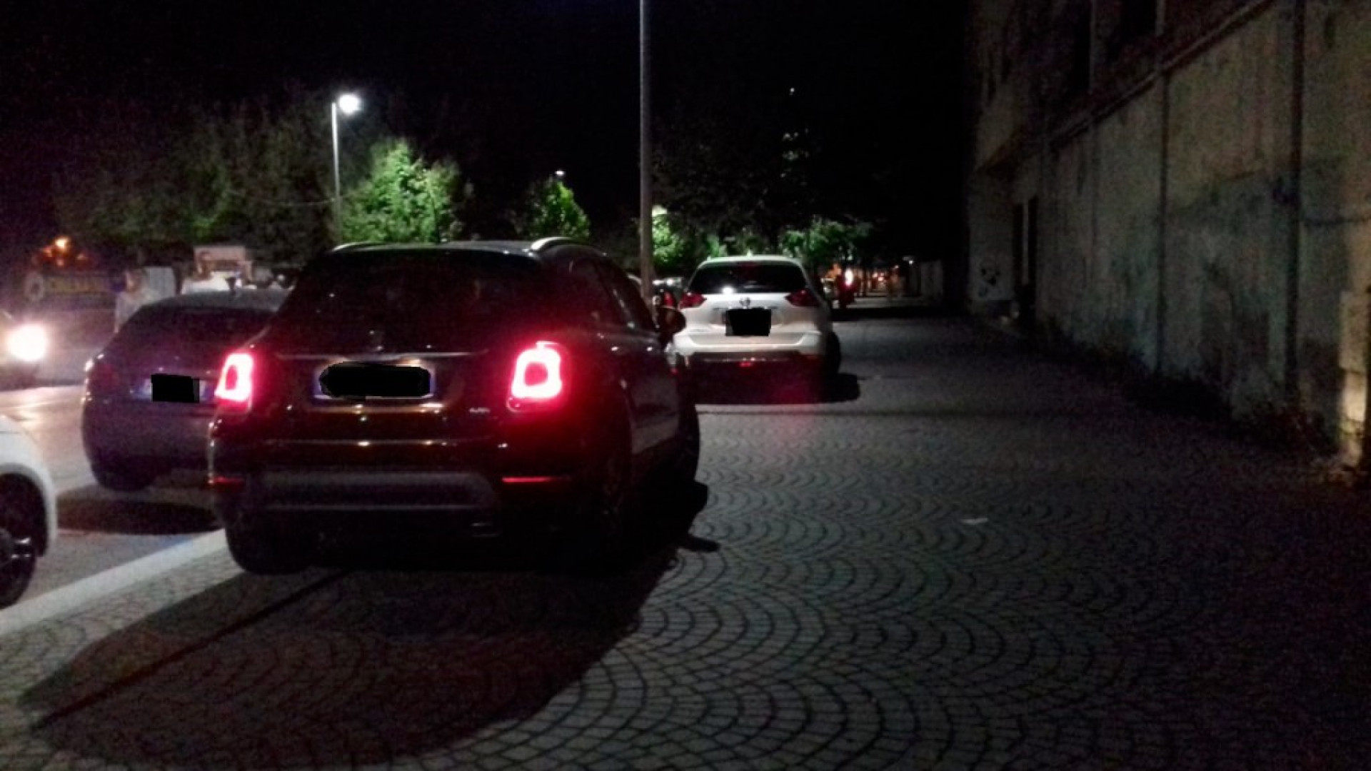Parcheggio selvaggio in viale Risorgimento, la segnalazione: "Meglio andare a piedi"