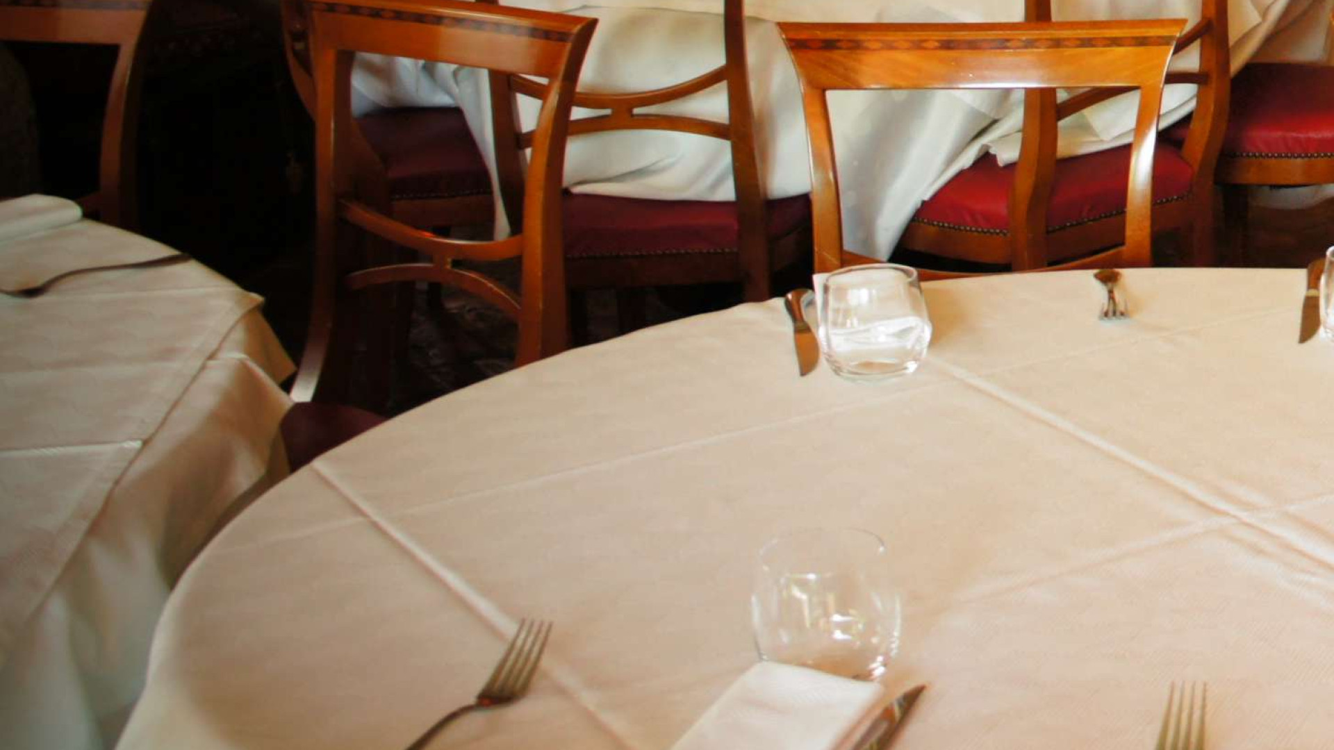 Da oggi clienti in bar e ristoranti anche al chiuso. Riaprono stadi e palazzetti