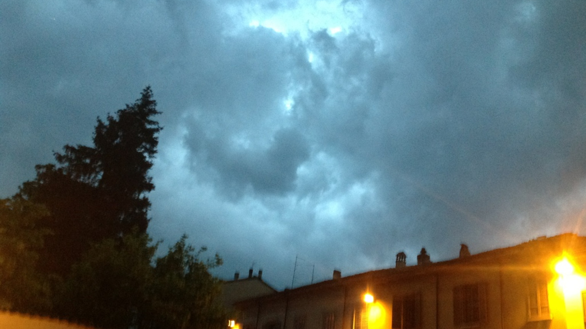 Maltempo, ancora precipitazioni: temporali in città e provincia