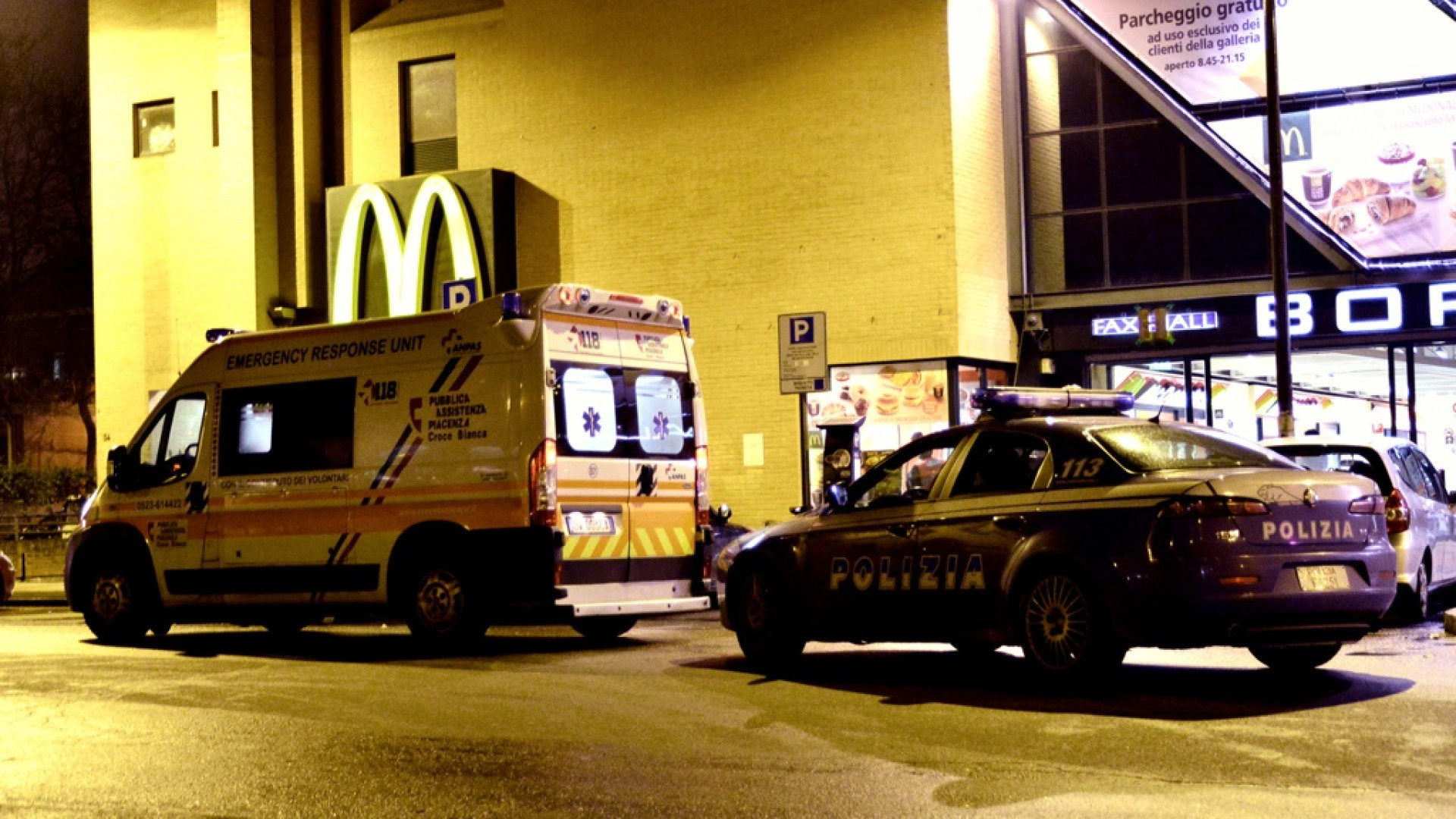 Violenta lite al fast food, ferito uno straniero. Sul posto ambulanza e polizia