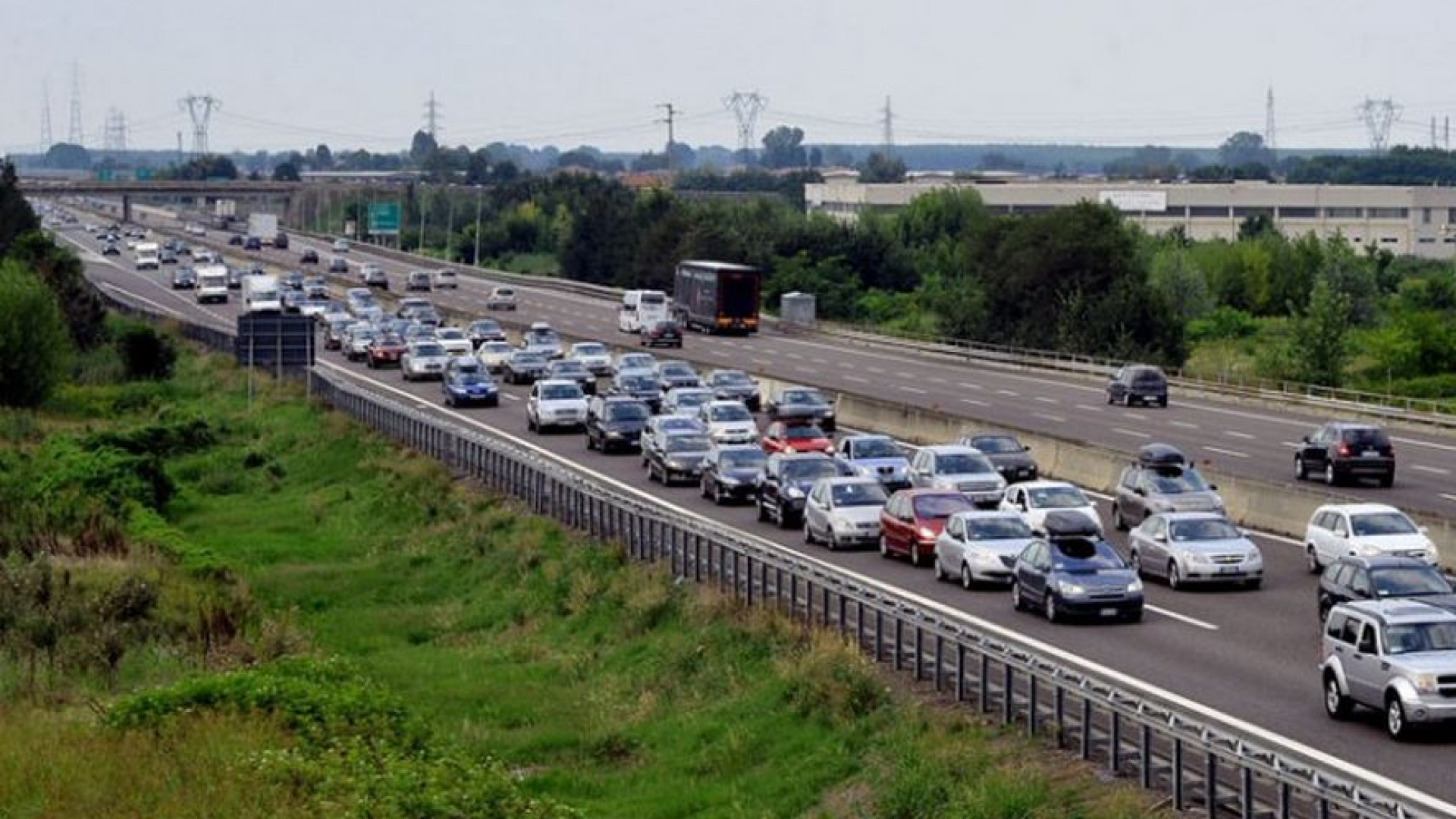 Caldo, in fuga dalle città: traffico e code in autostrada nella mattinata