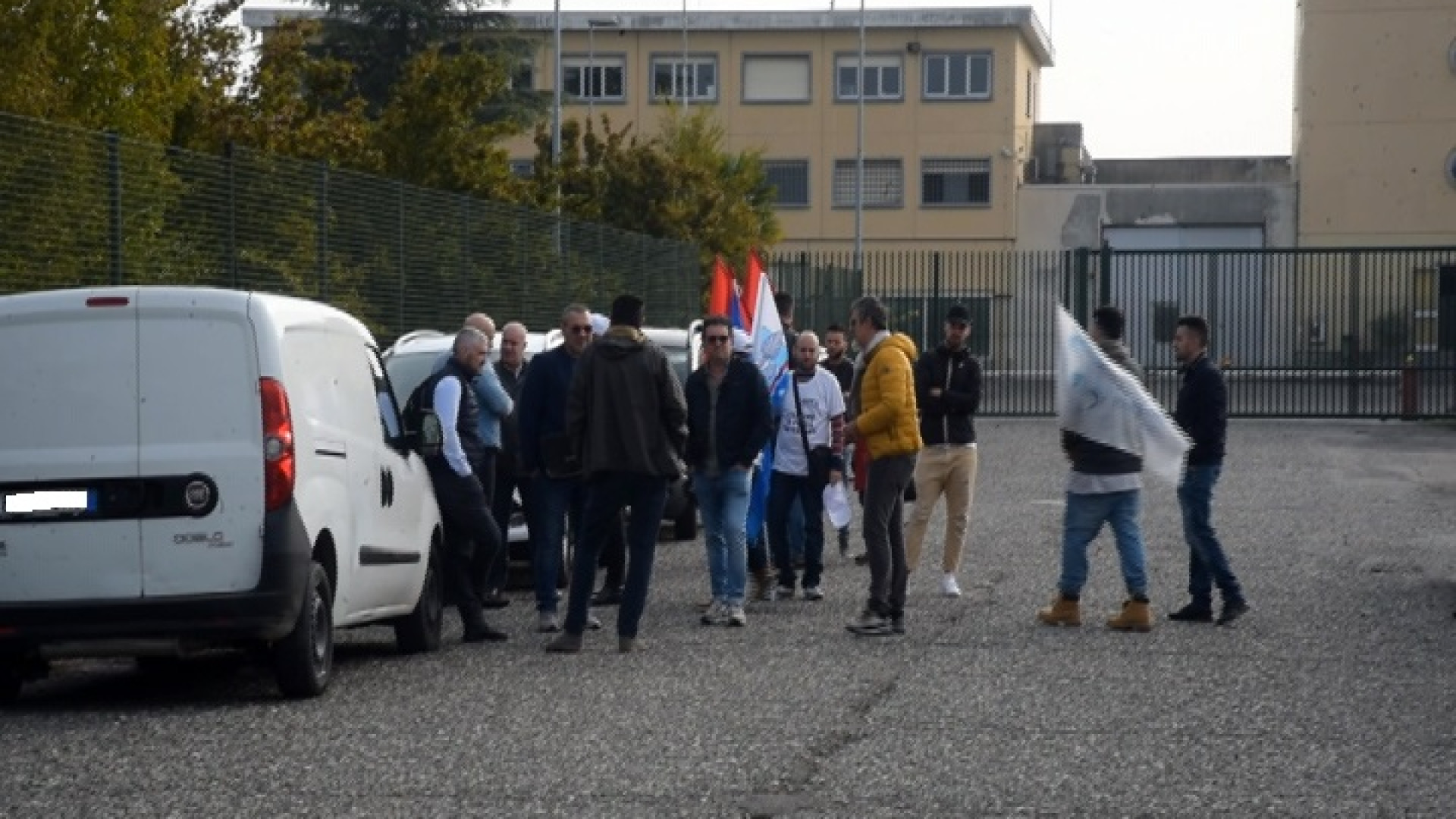 Protesta davanti alle Novate: "Struttura in stato di degrado e abbandono"
