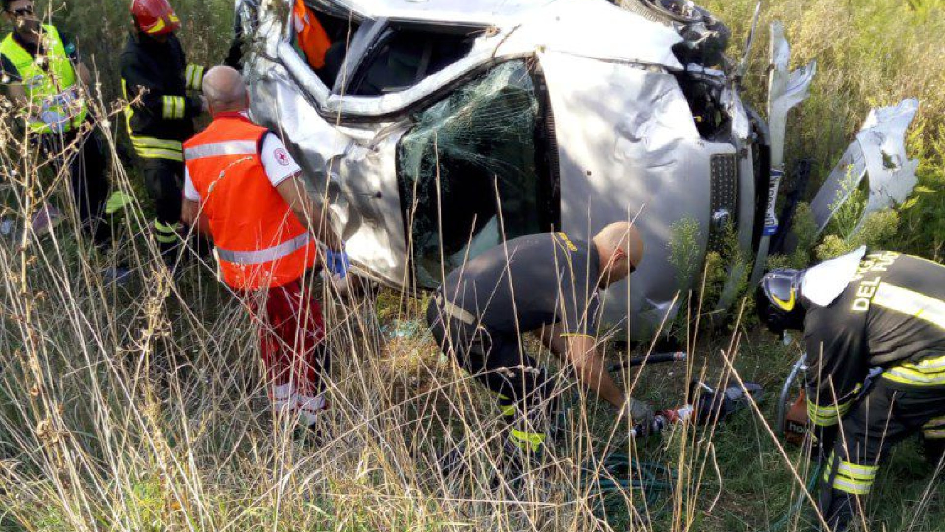 Tragedia in A21: auto fuori strada, un morto e 4 feriti gravi tra cui due bambini