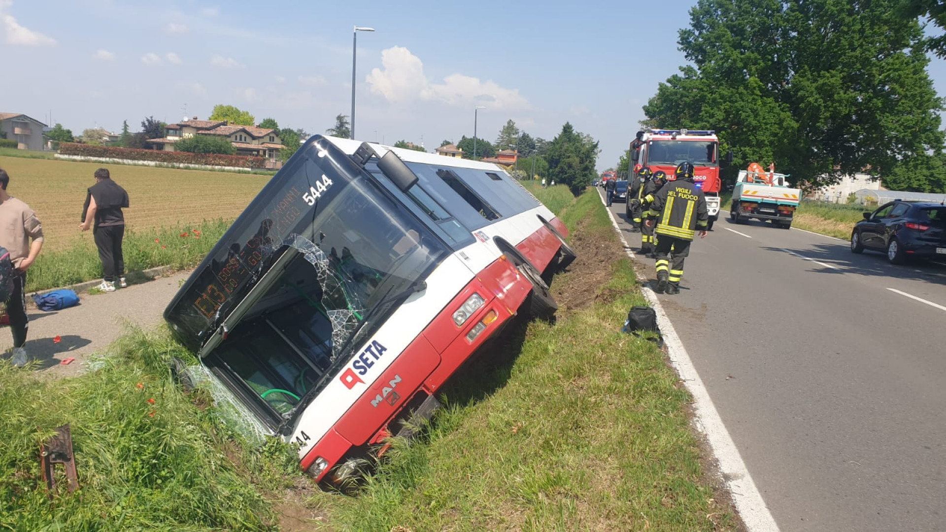 Bus sbanda e finisce nel canale sulla Strada Agazzana: era carico di studenti