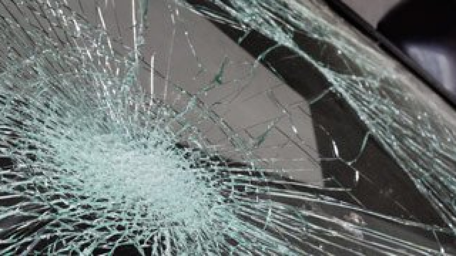 Danneggia auto in sosta, denunciato