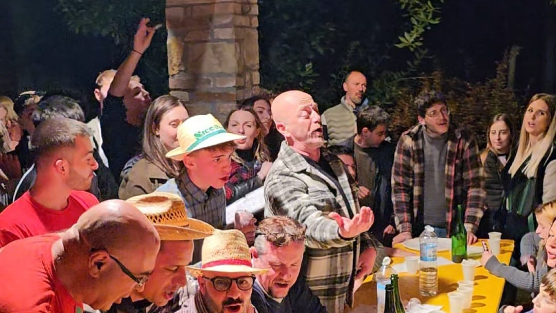 A Vernasca oltre duemila persone per il Cantamaggio: cesti di cibo calati dai balconi